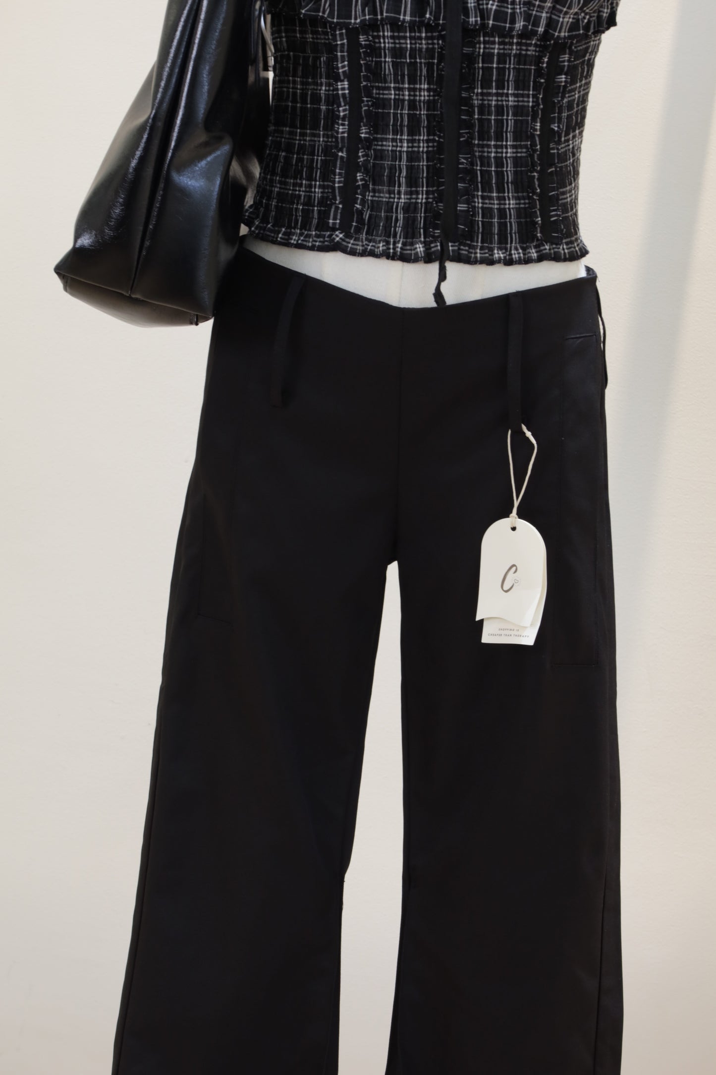 Low waist v cut trousers
