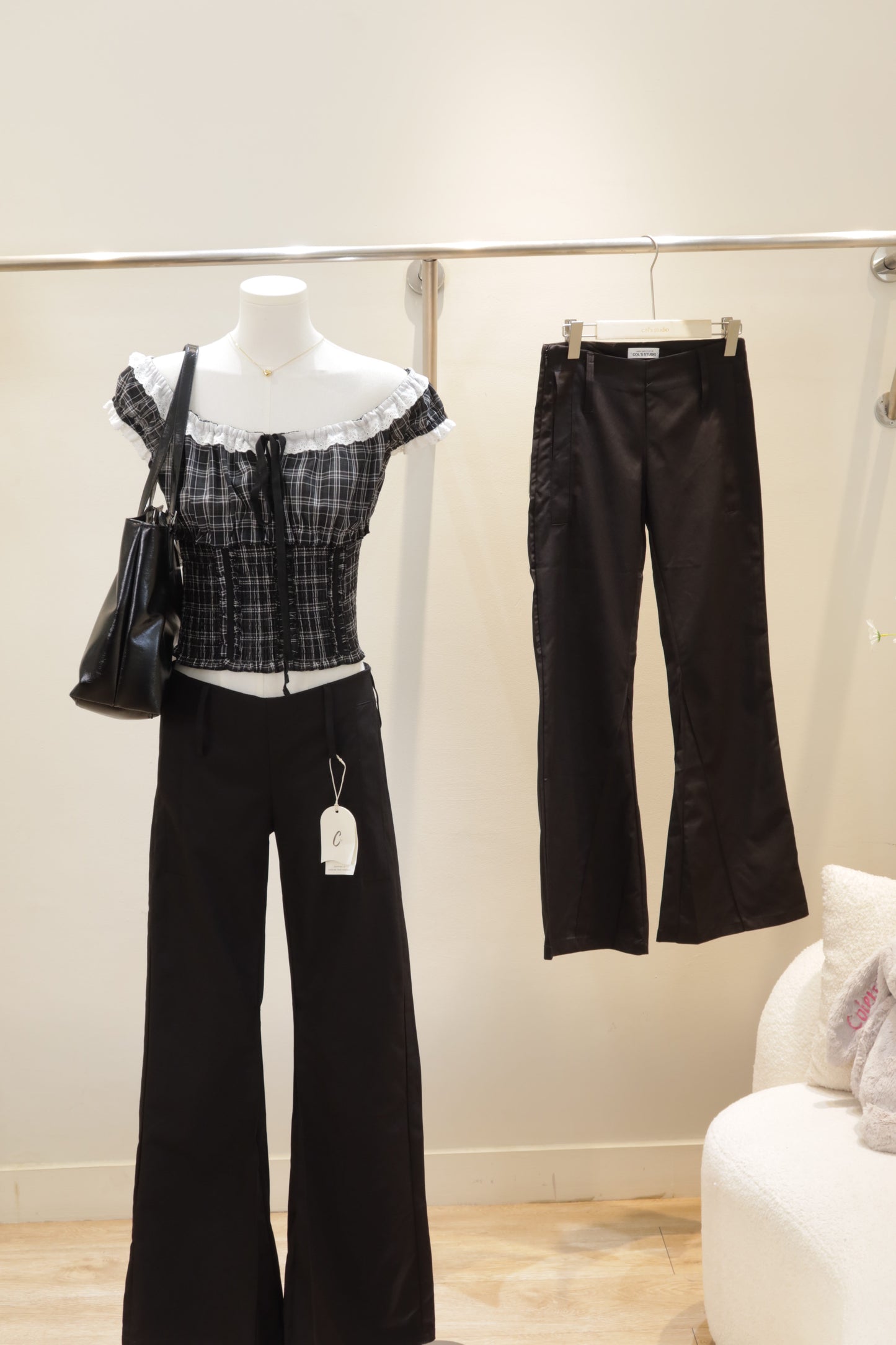 Low waist v cut trousers