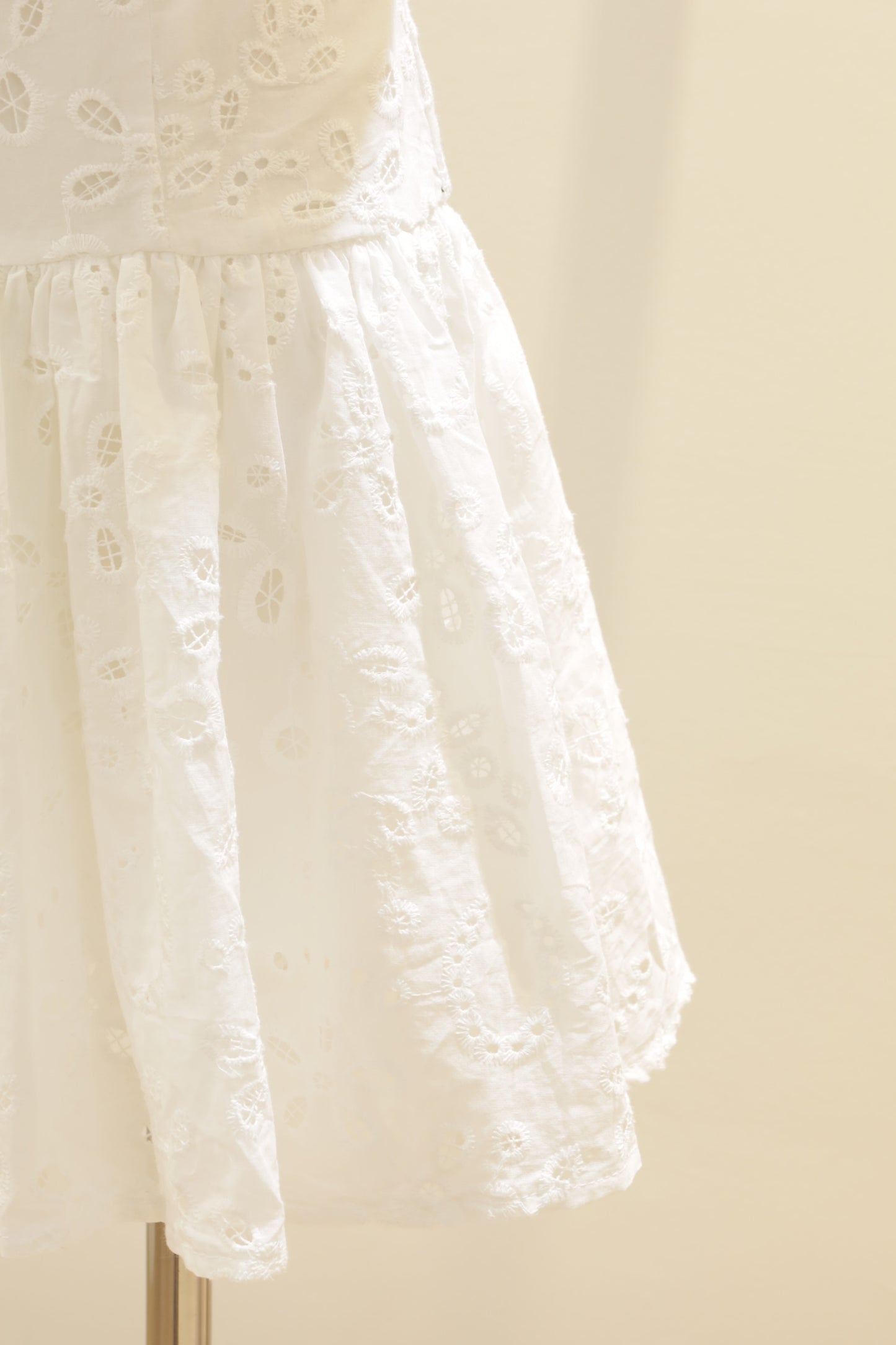 SLEEVELESS embroidered dress