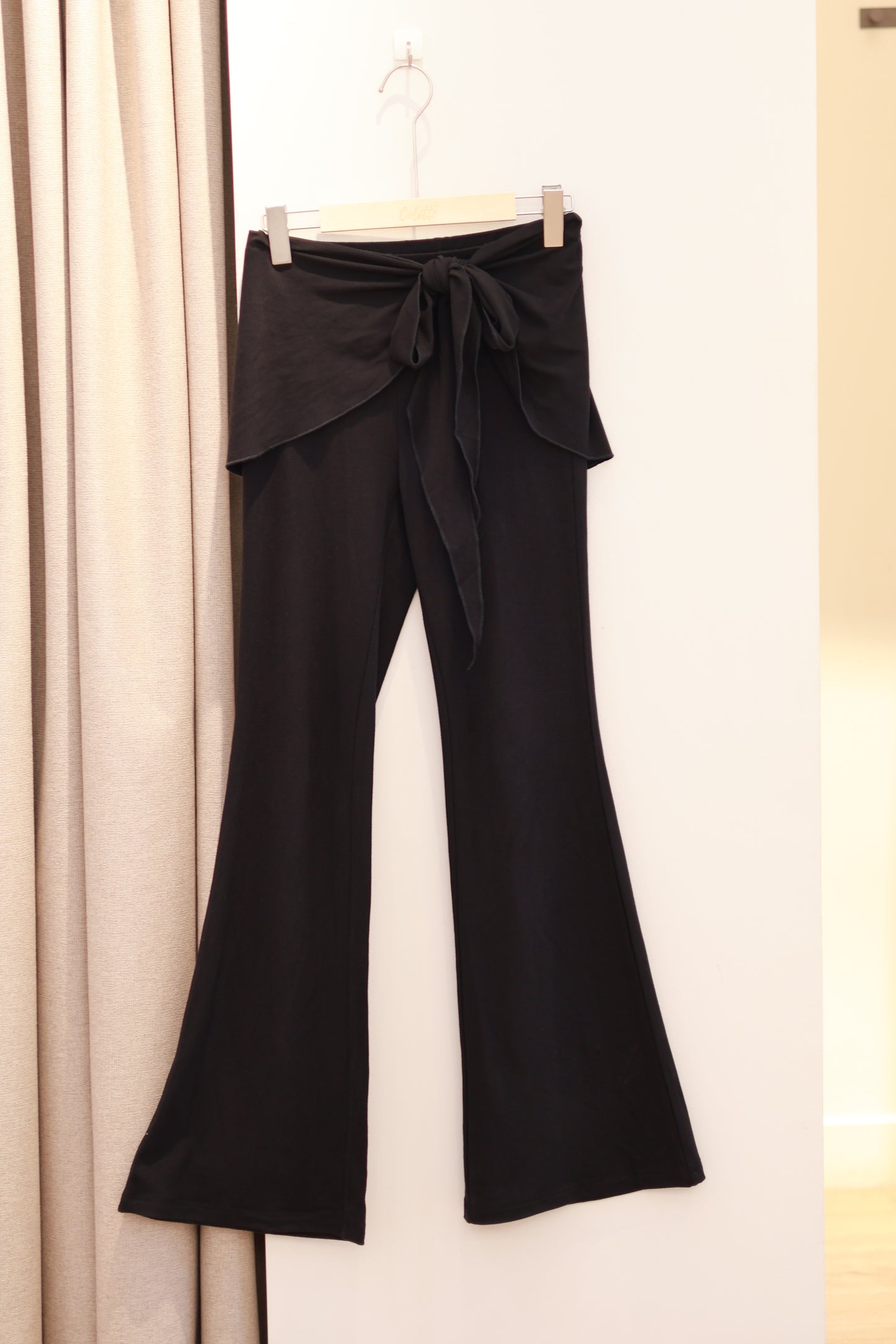 SKIRTLIKE FLARED BOTTOMS