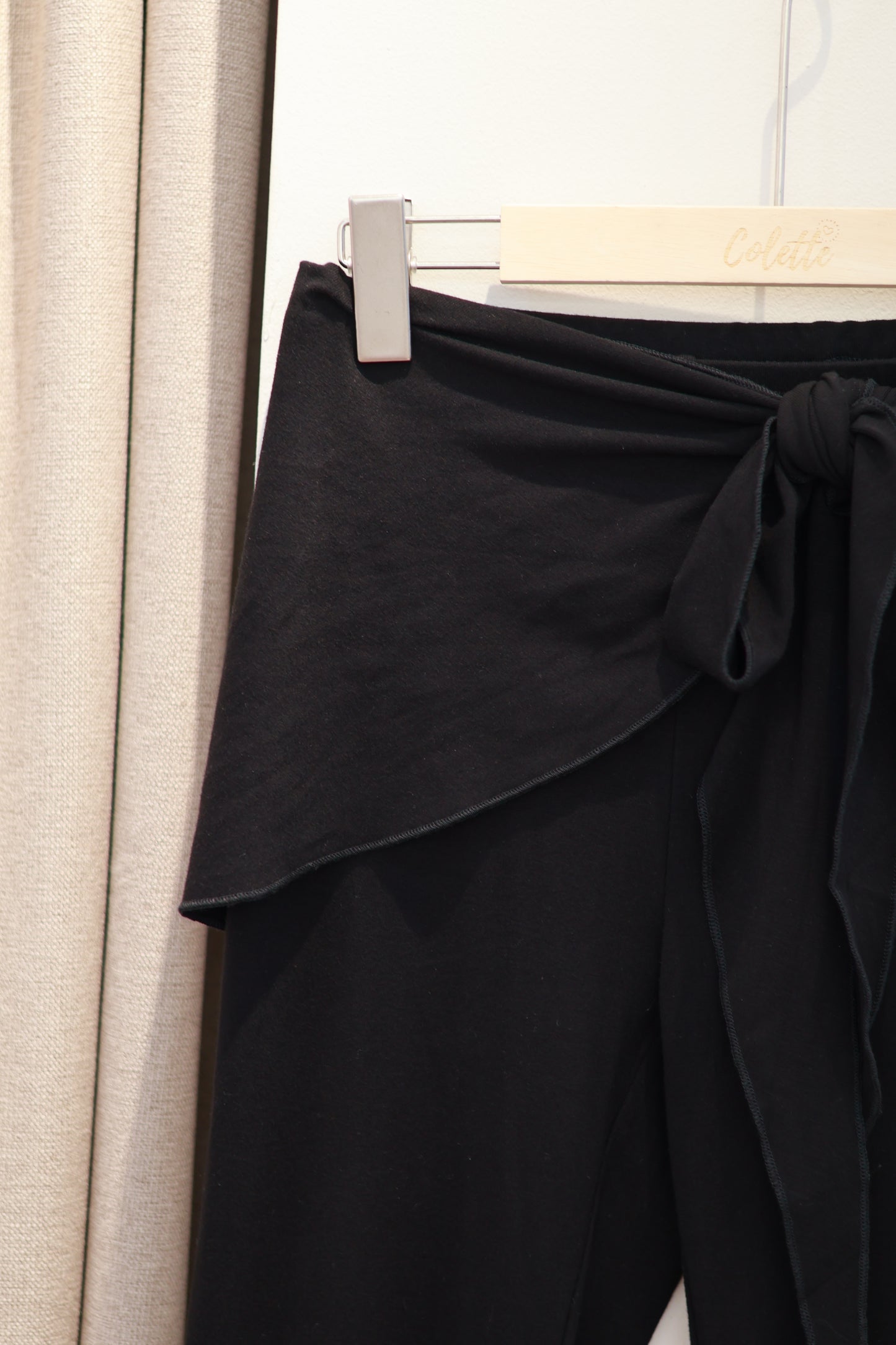 SKIRTLIKE FLARED BOTTOMS