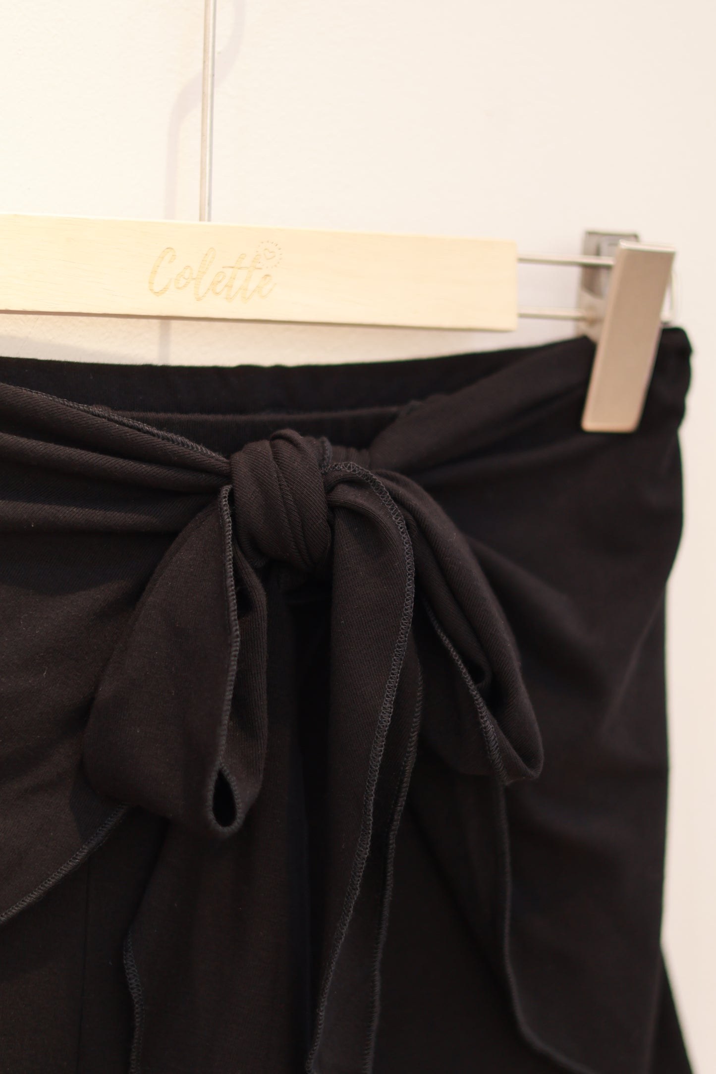 SKIRTLIKE FLARED BOTTOMS