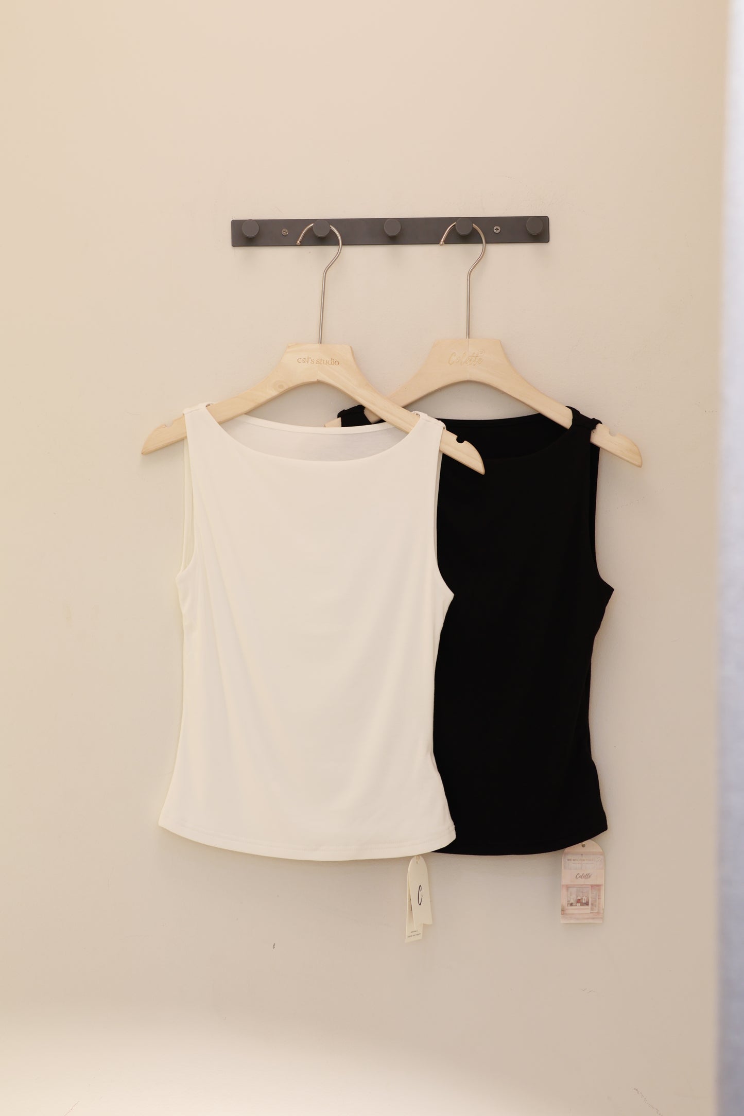 BOAT NECK SLEEVELESS TOP