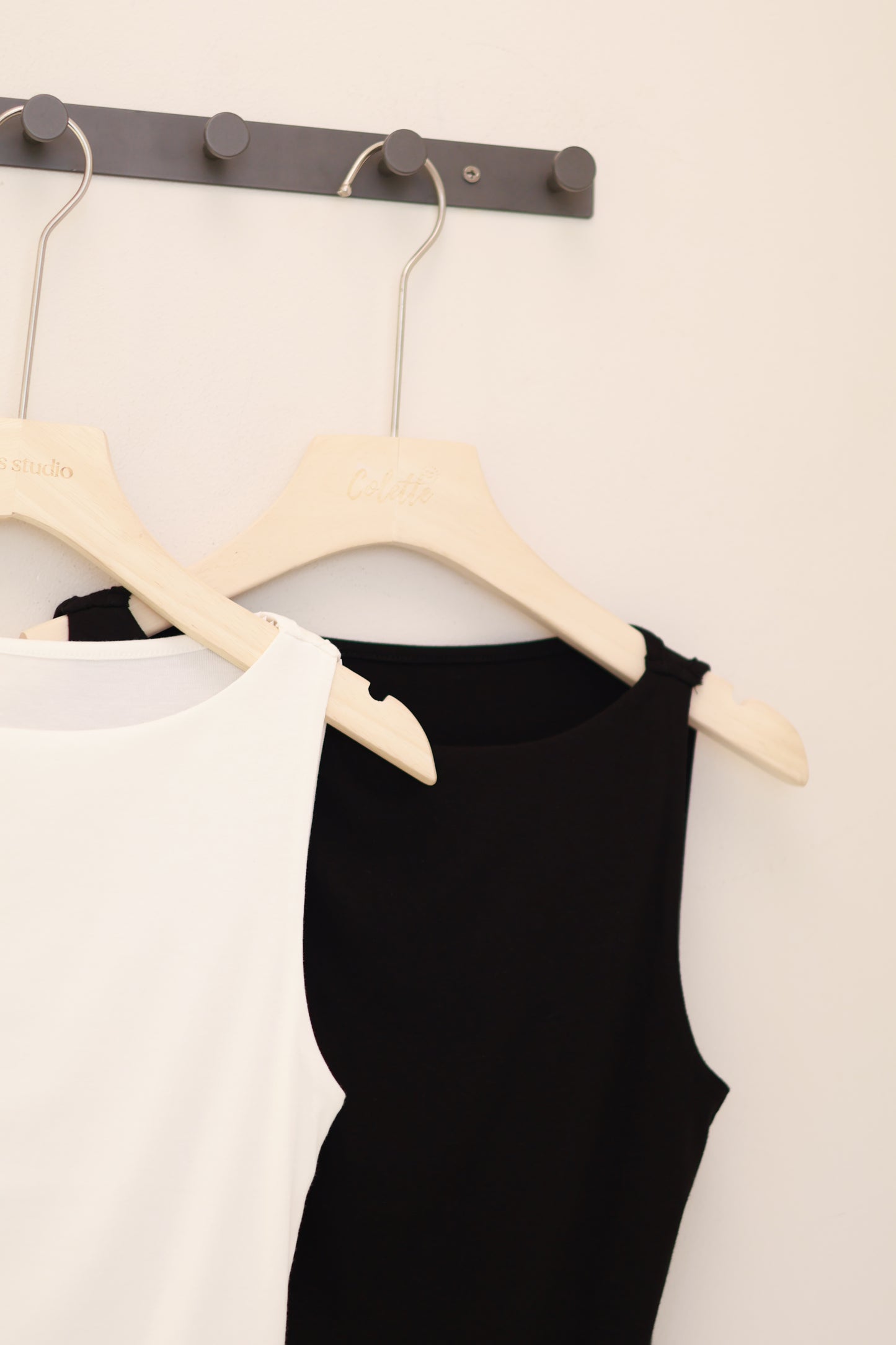 BOAT NECK SLEEVELESS TOP