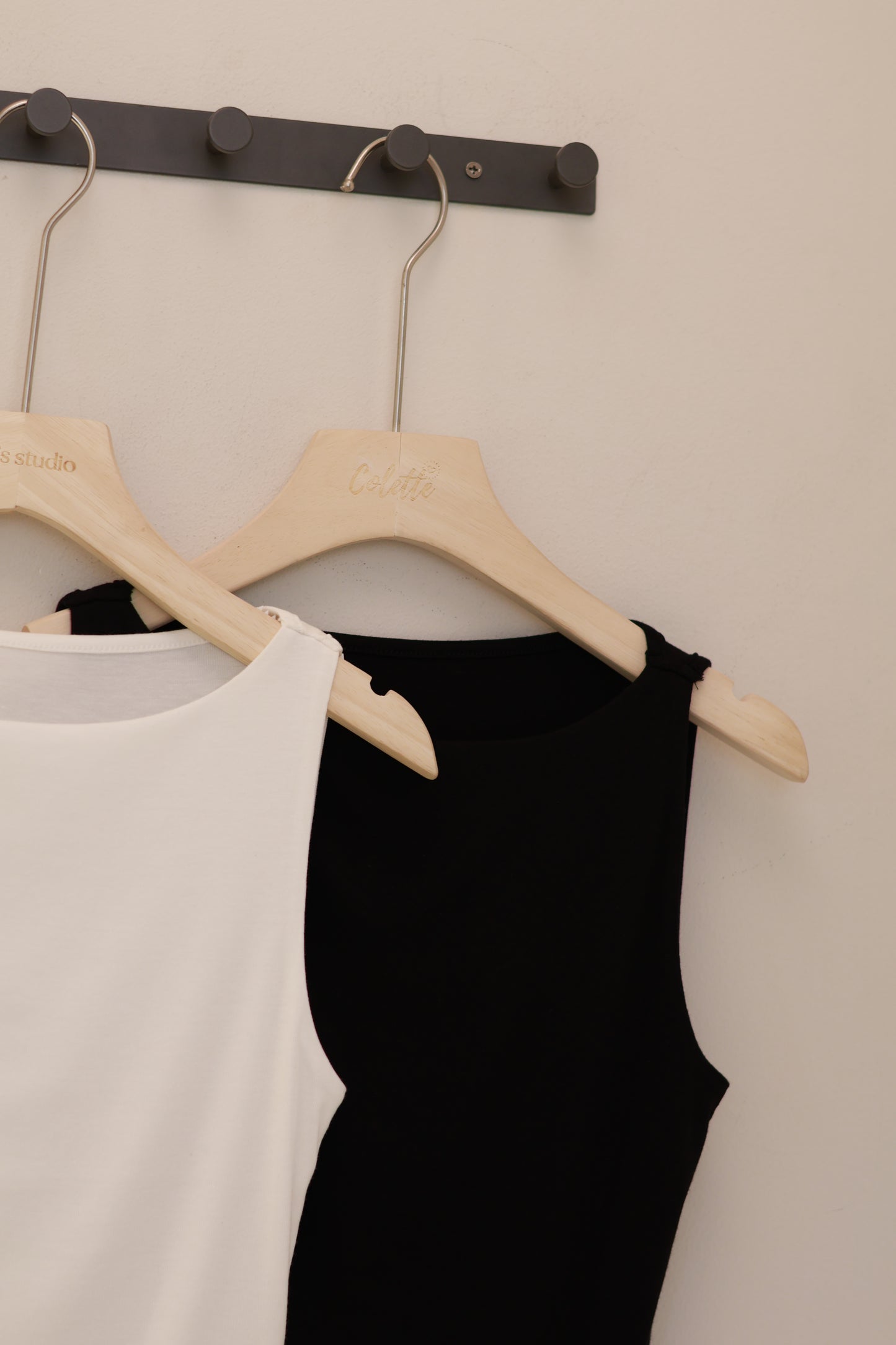 BOAT NECK SLEEVELESS TOP