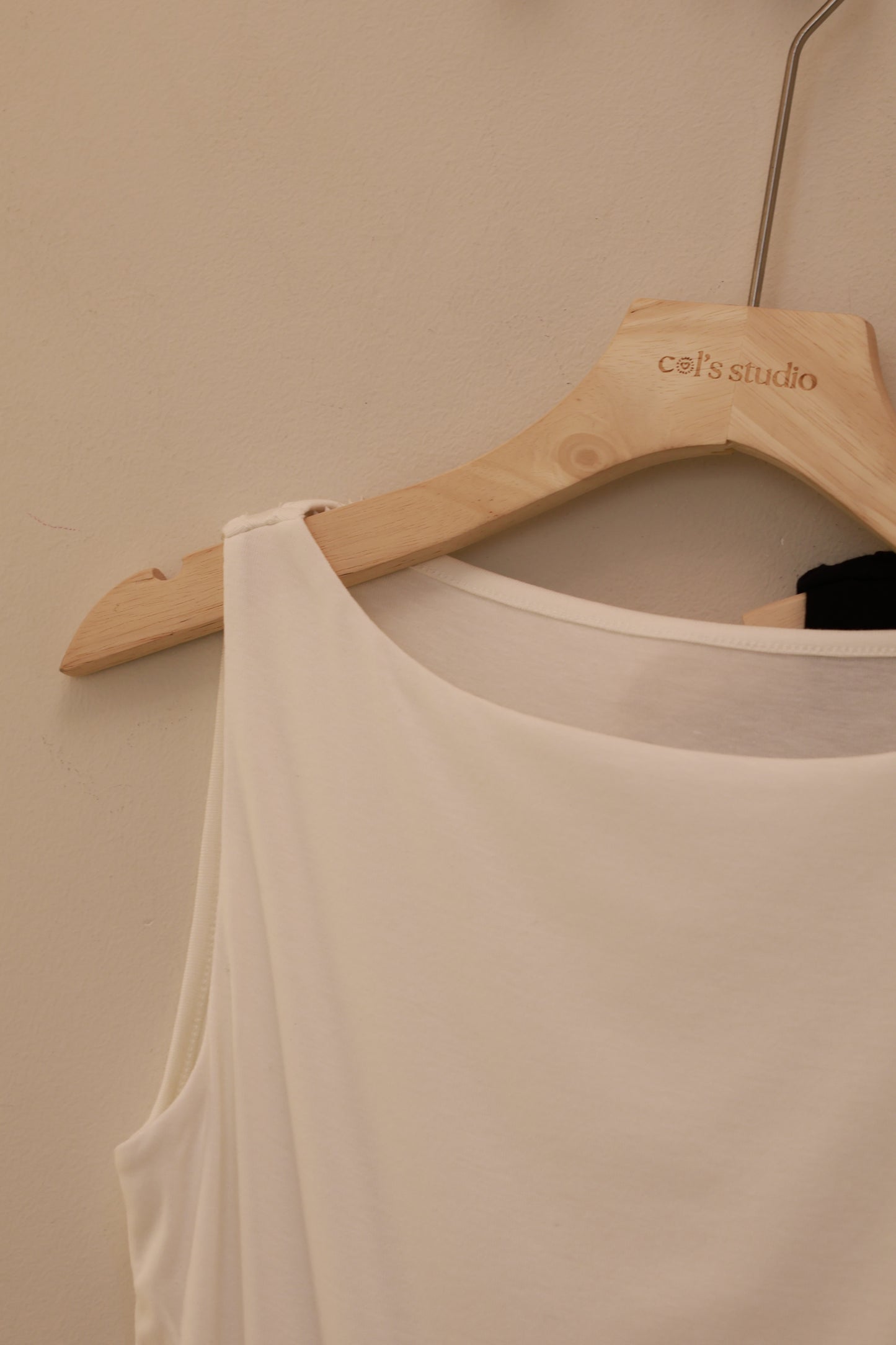 BOAT NECK SLEEVELESS TOP