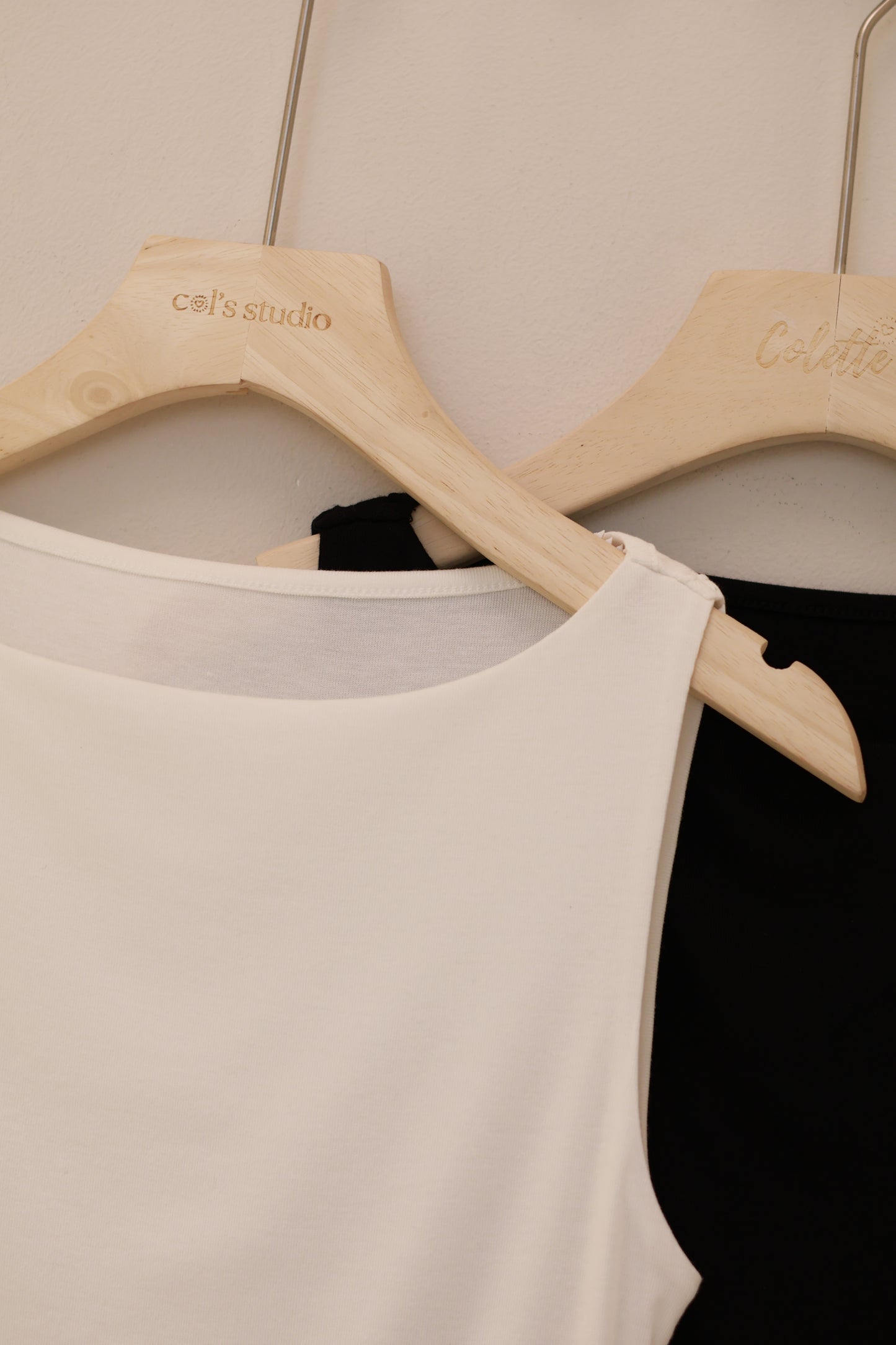 BOAT NECK SLEEVELESS TOP