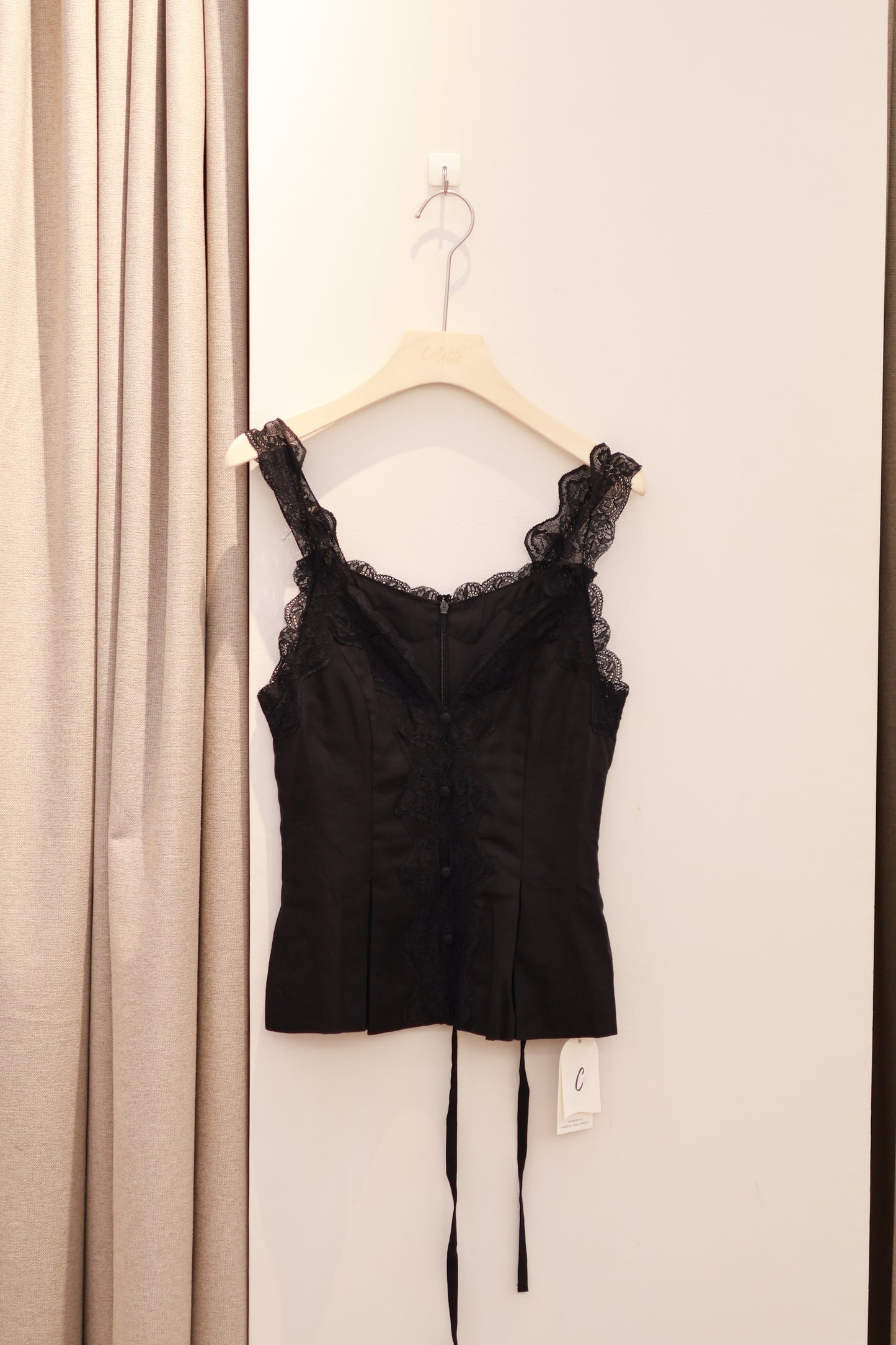 FLOWY LACE V CUT TOP