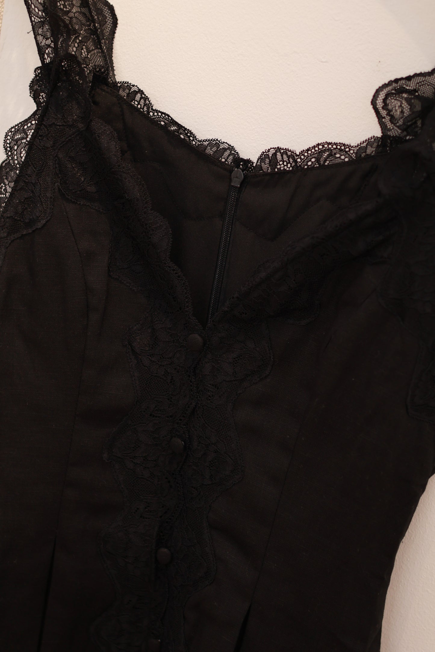 FLOWY LACE V CUT TOP
