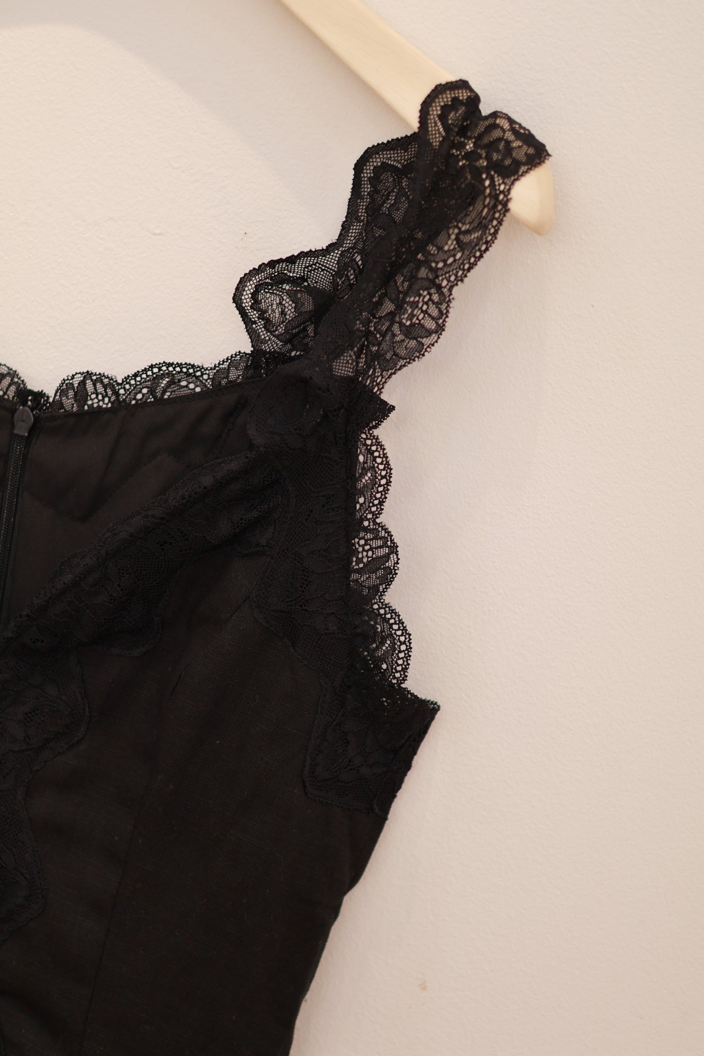 FLOWY LACE V CUT TOP
