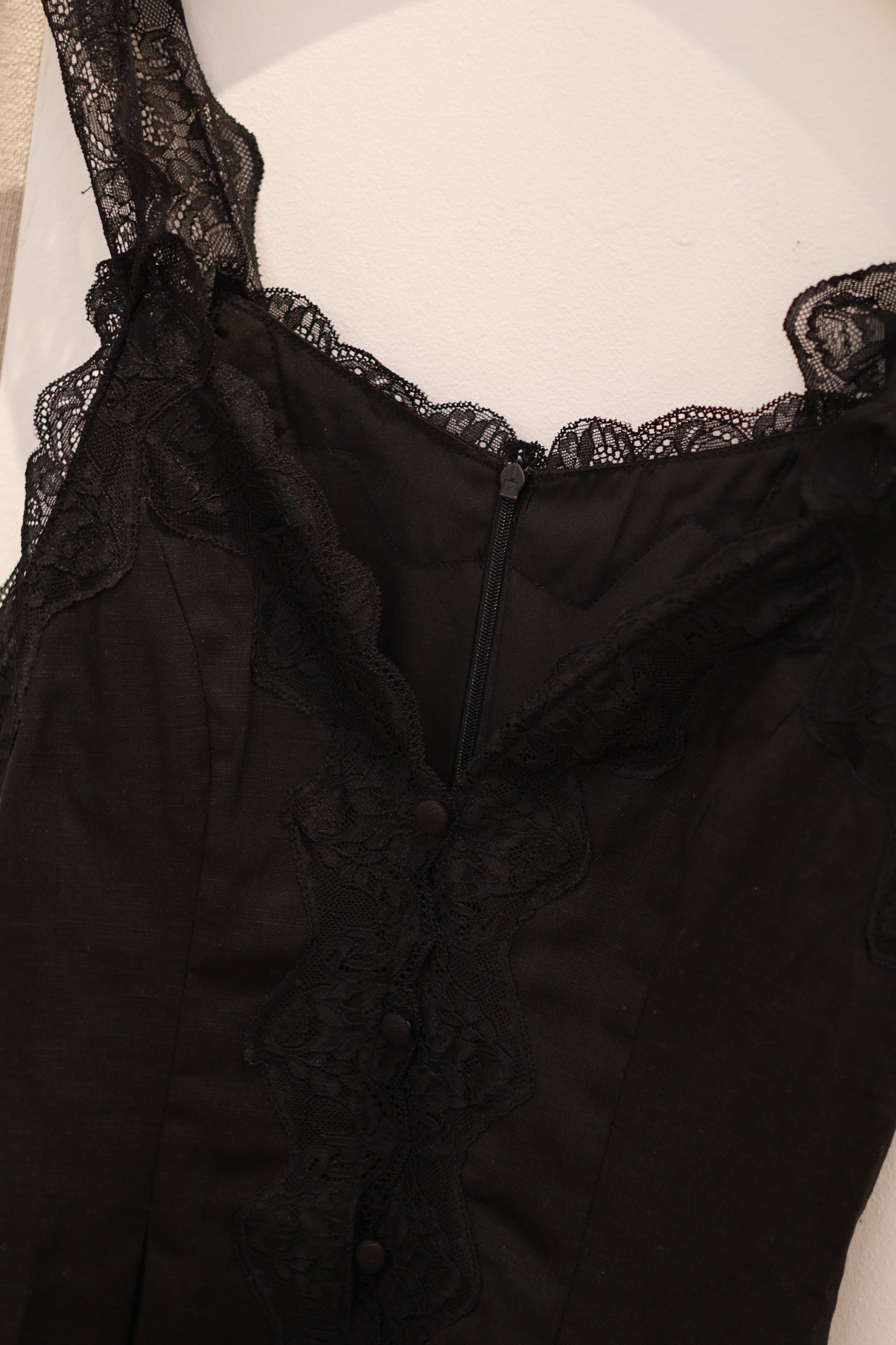 FLOWY LACE V CUT TOP