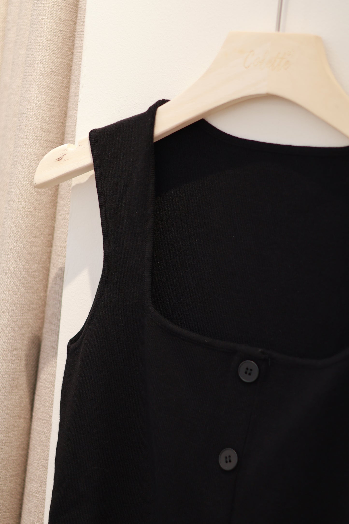 Square neck buttons tank top