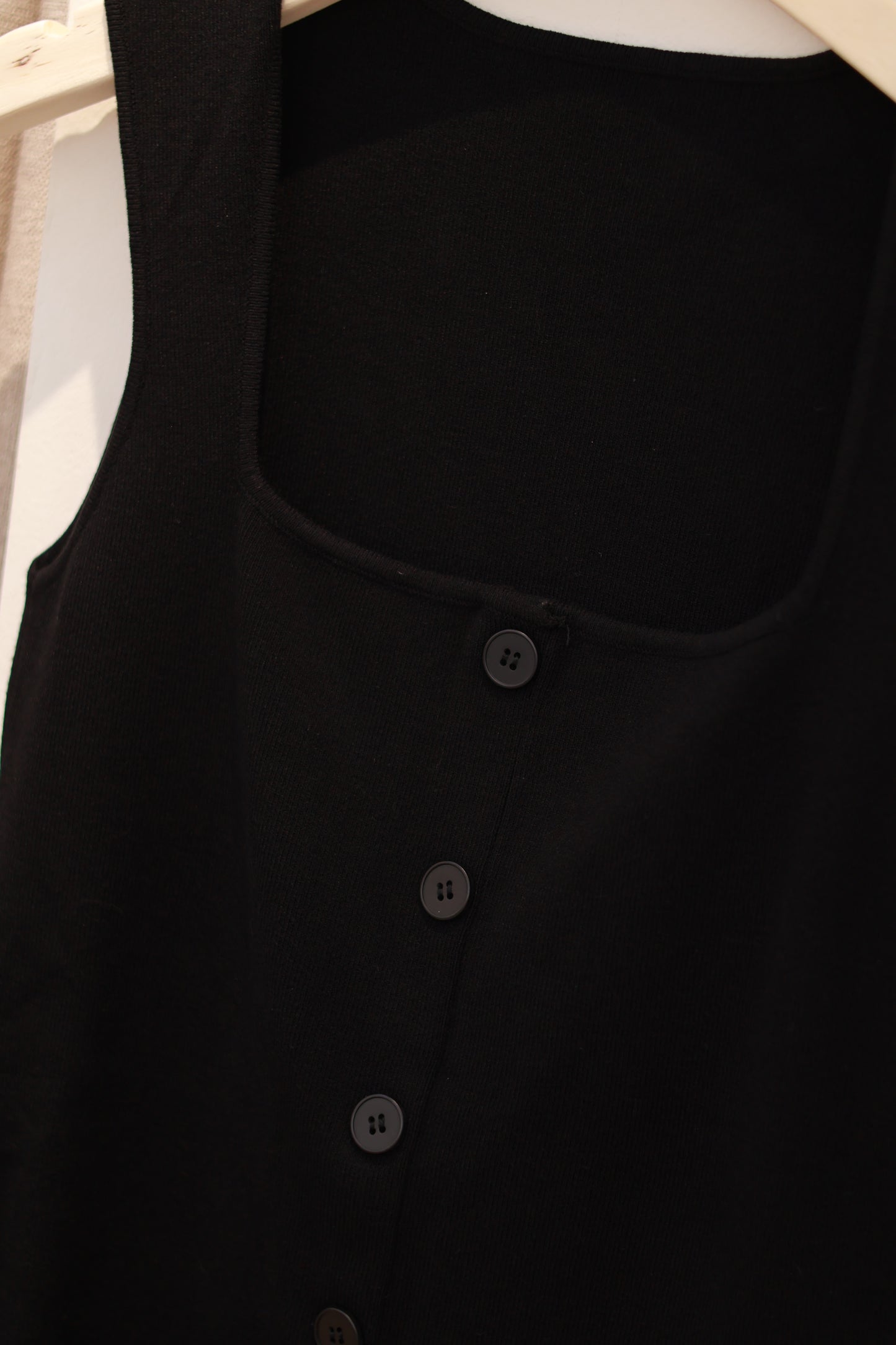 Square neck buttons tank top