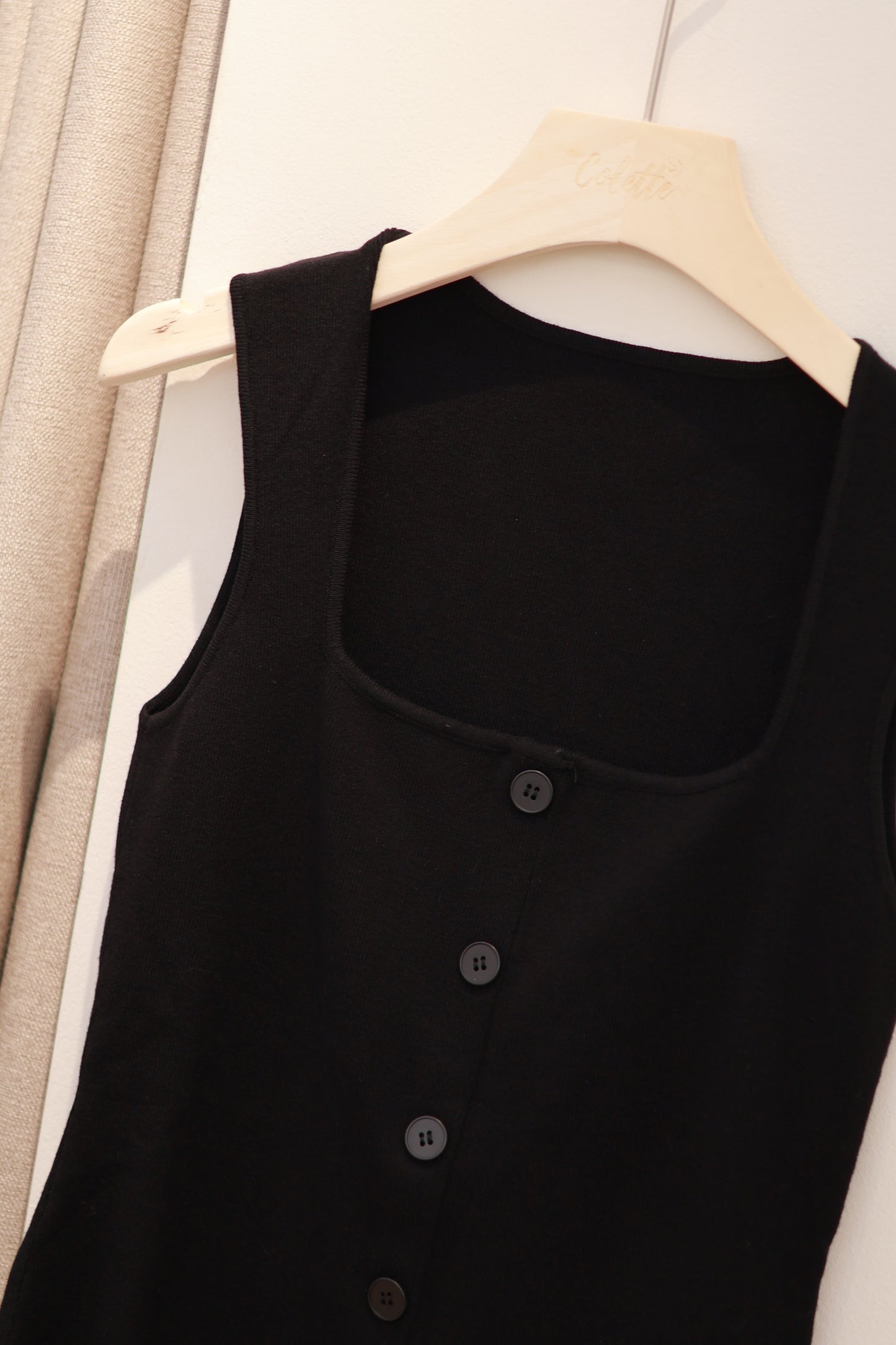 Square neck buttons tank top