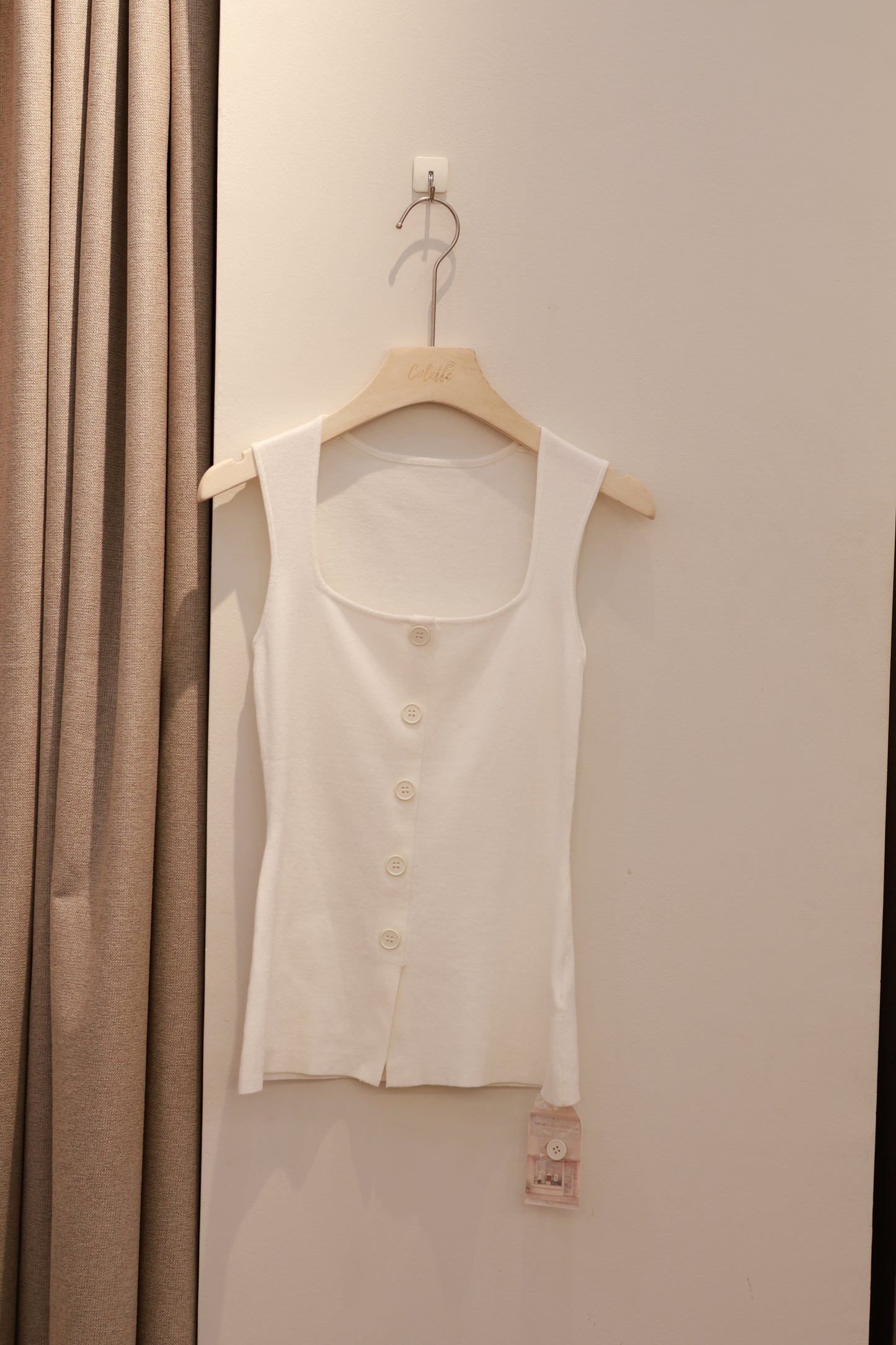 Square neck buttons tank top