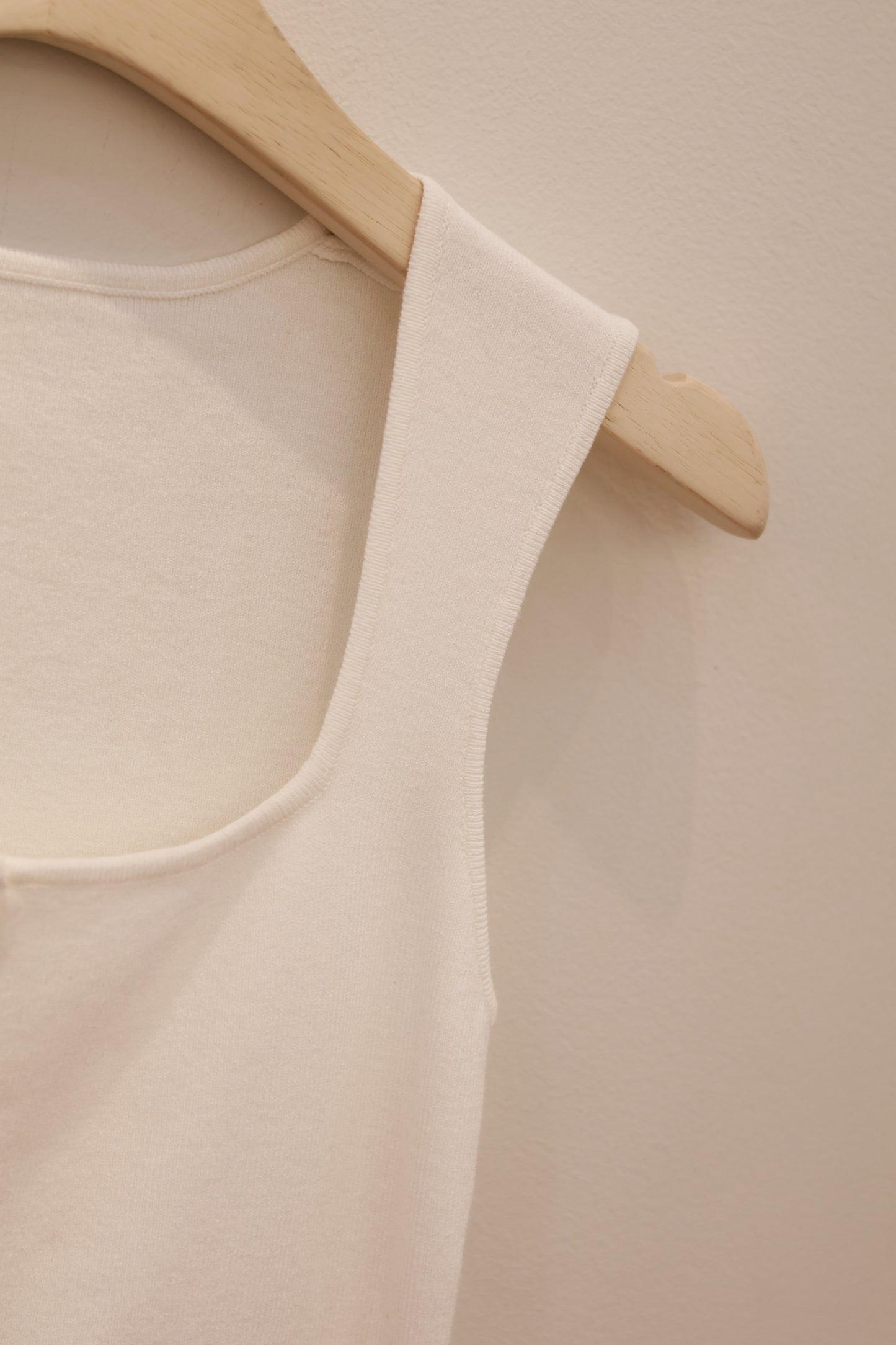 Square neck buttons tank top