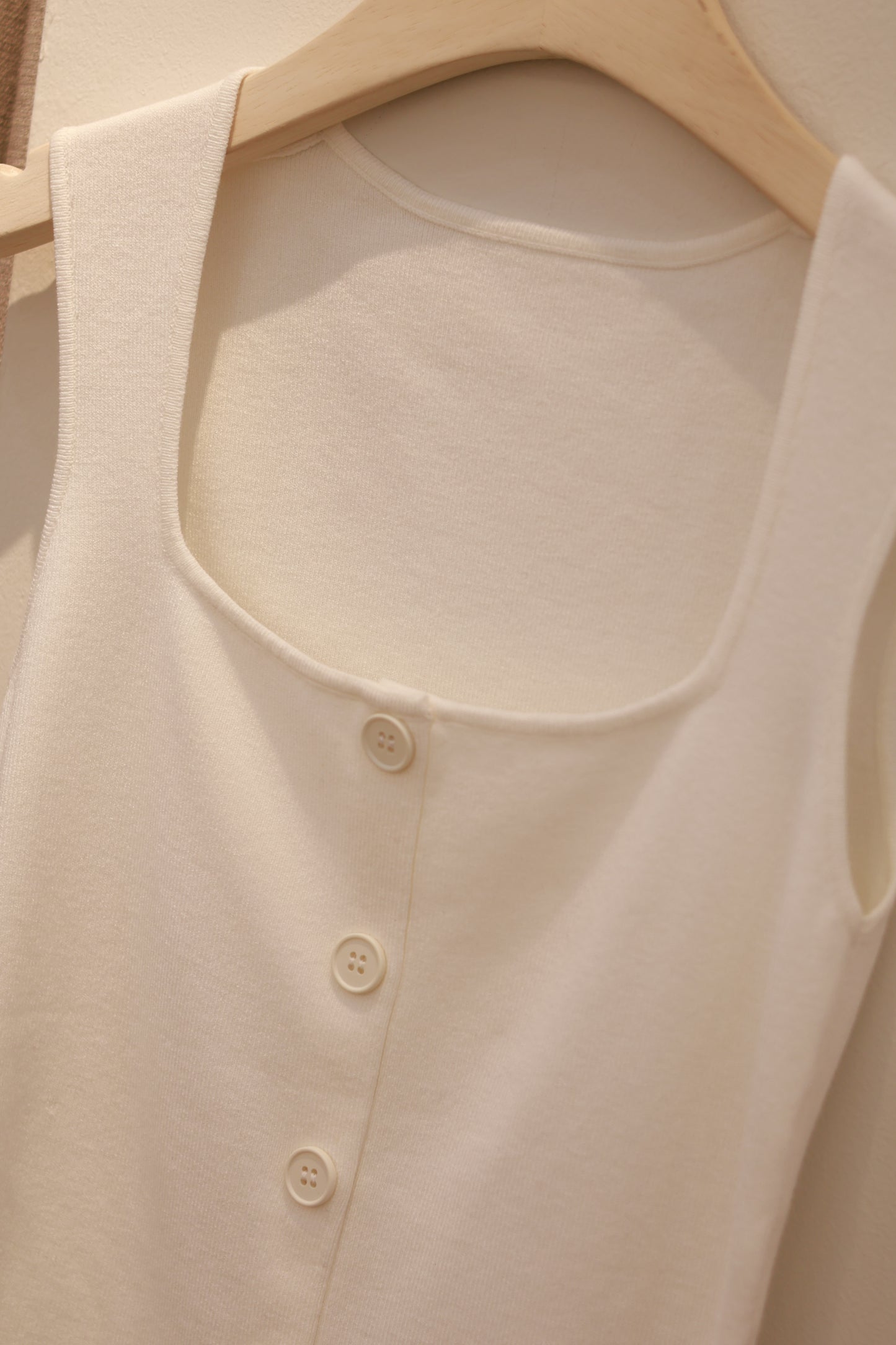 Square neck buttons tank top