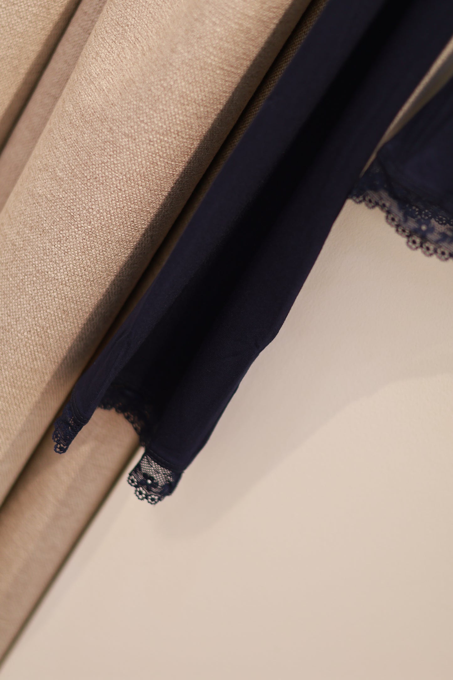LONG SLEEVE NAVY LACE TOP