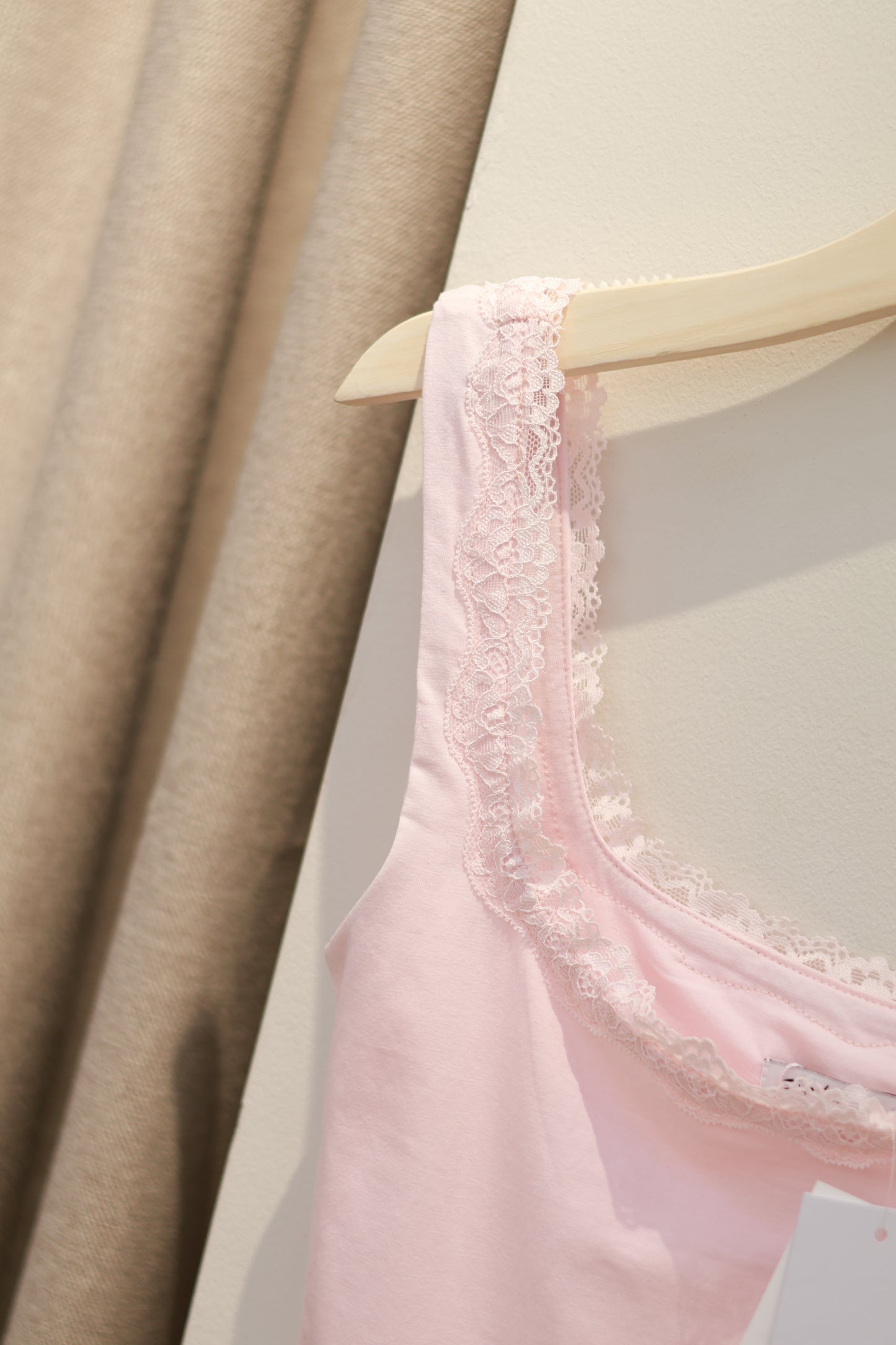 SUBDUED LACE TANK TOP