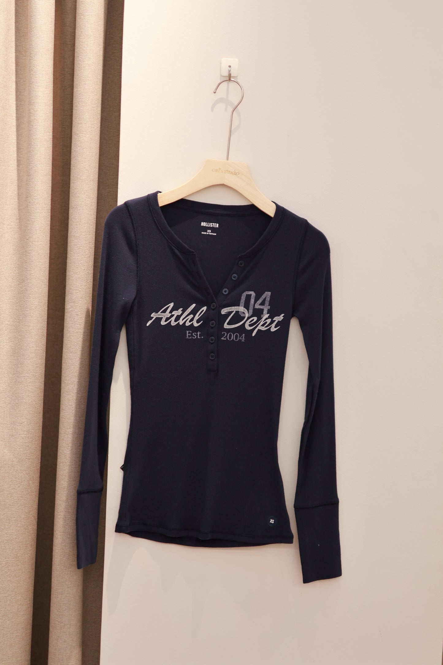 HOLLISTER NAVY LONG SLEEVE