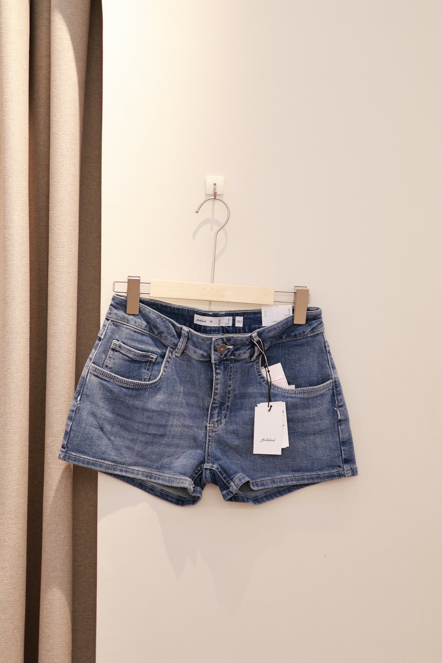 SUBDUED FLOWER SHORTS