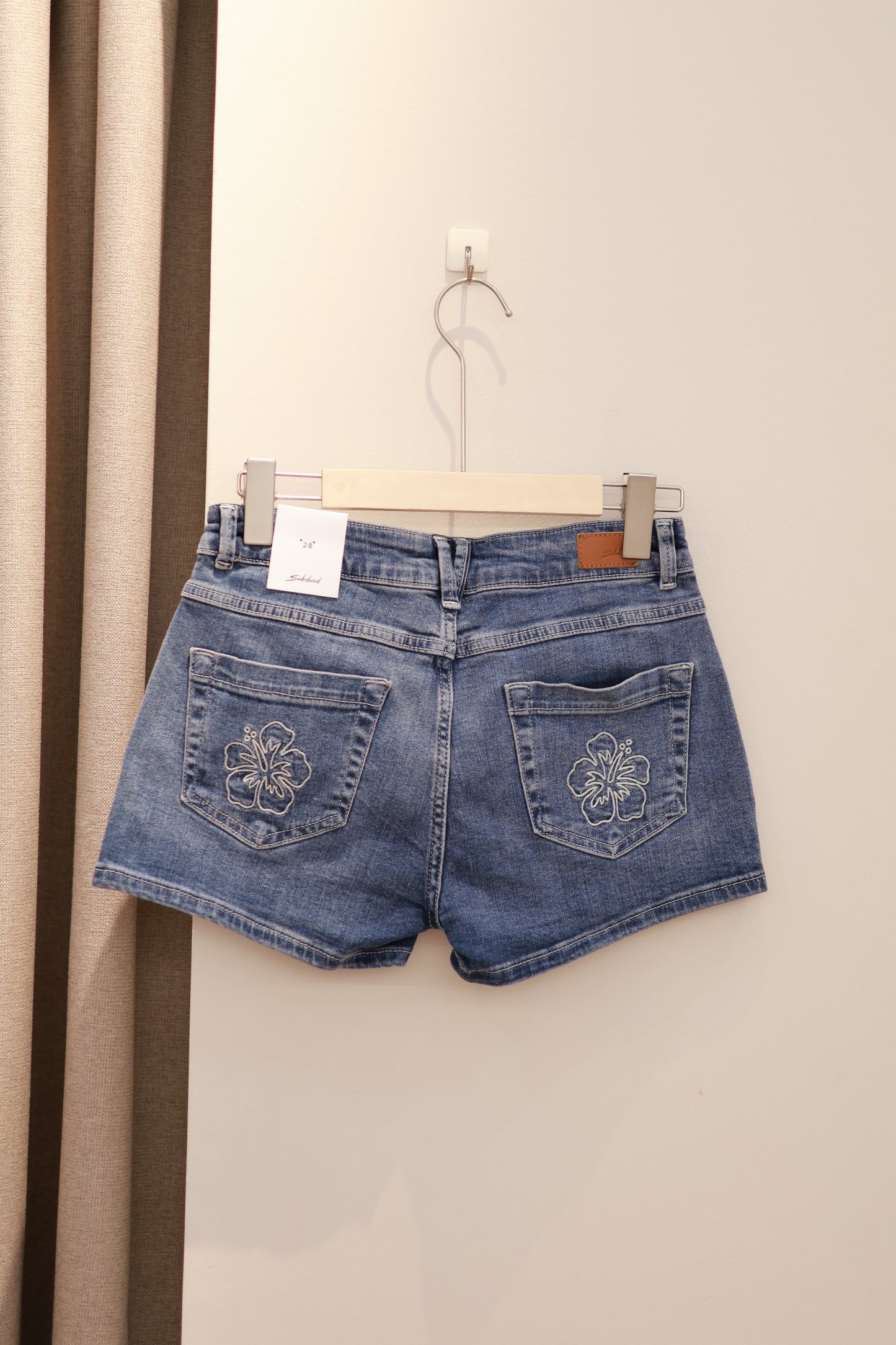 SUBDUED FLOWER SHORTS