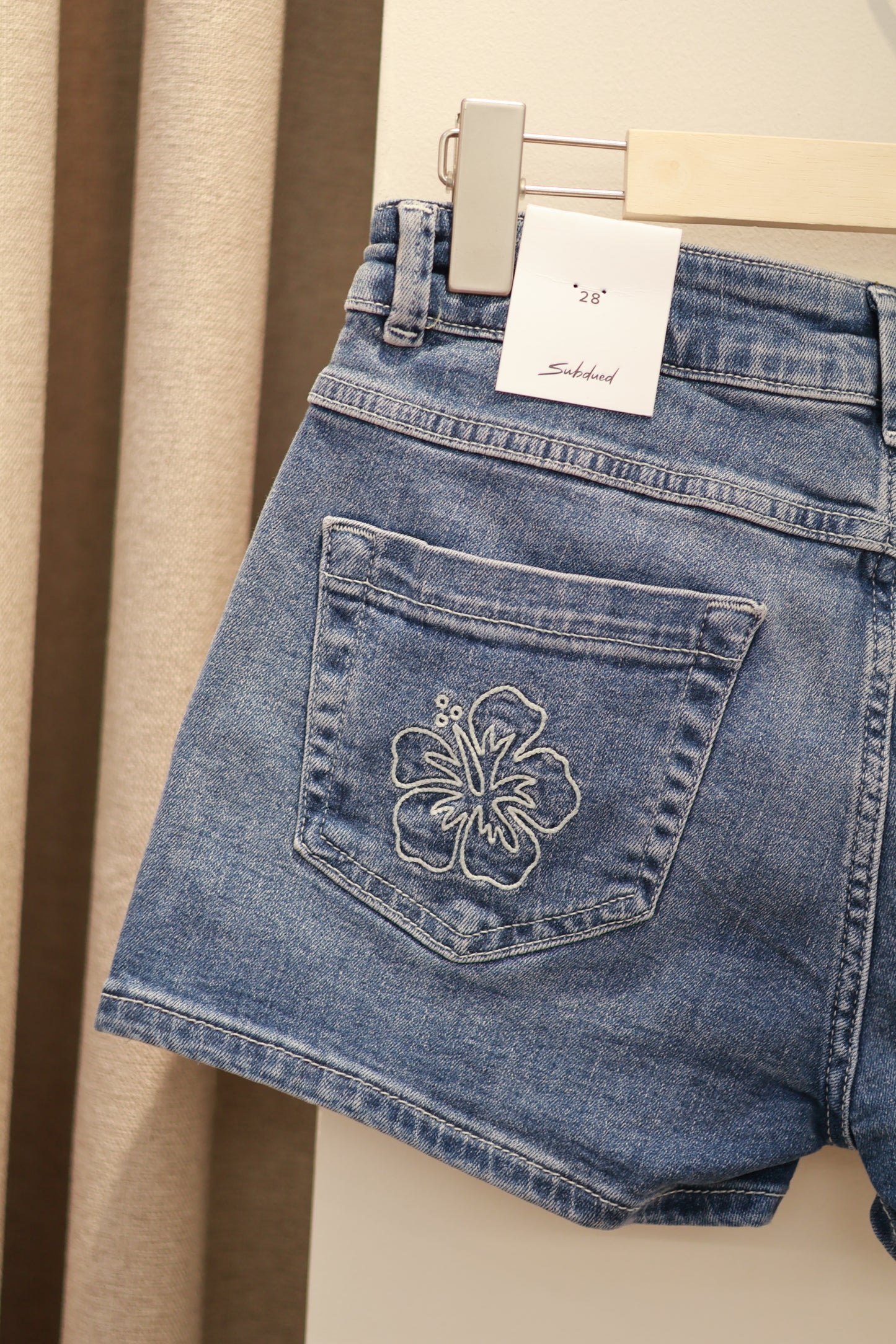 SUBDUED FLOWER SHORTS