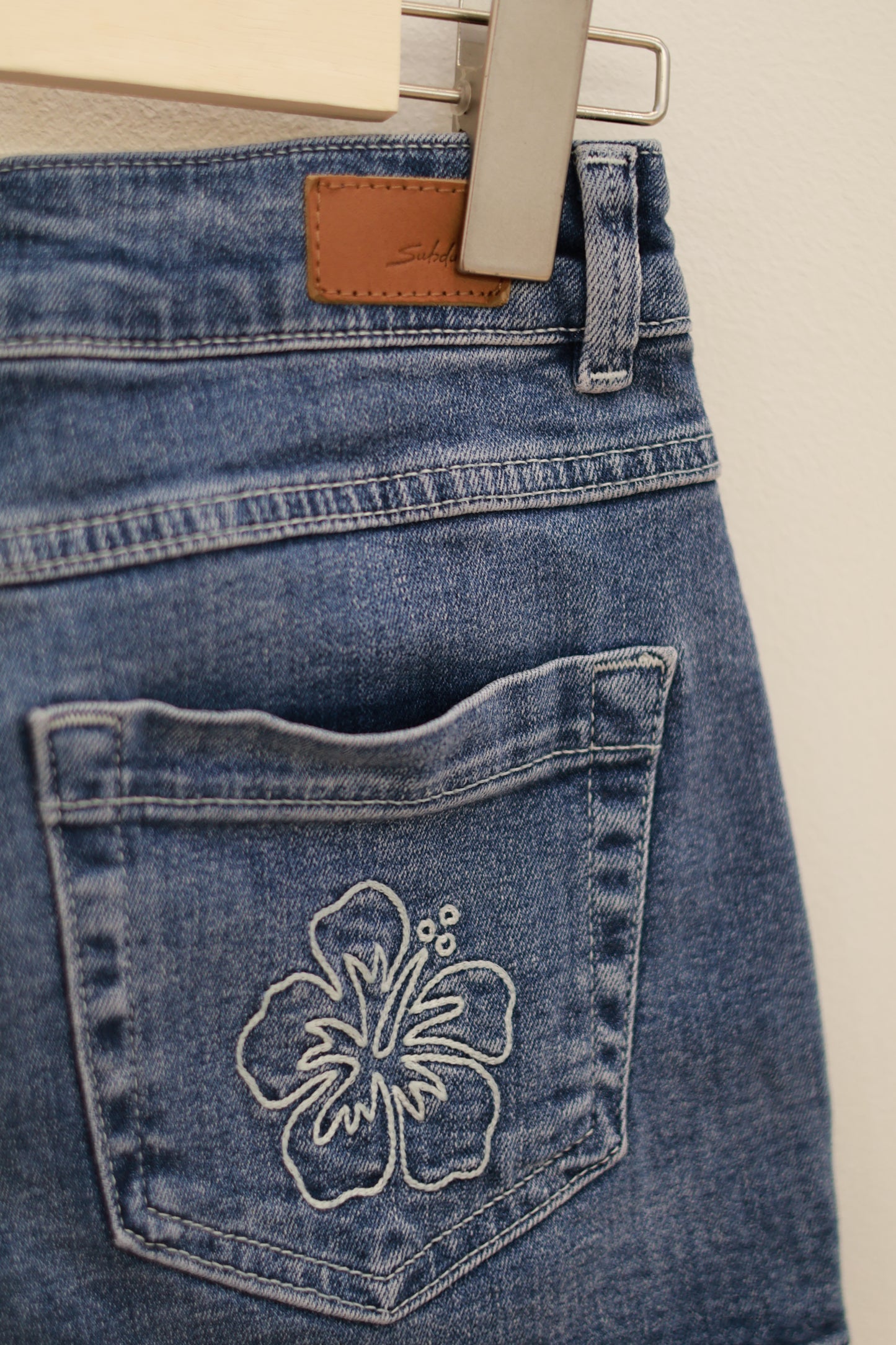 SUBDUED FLOWER SHORTS
