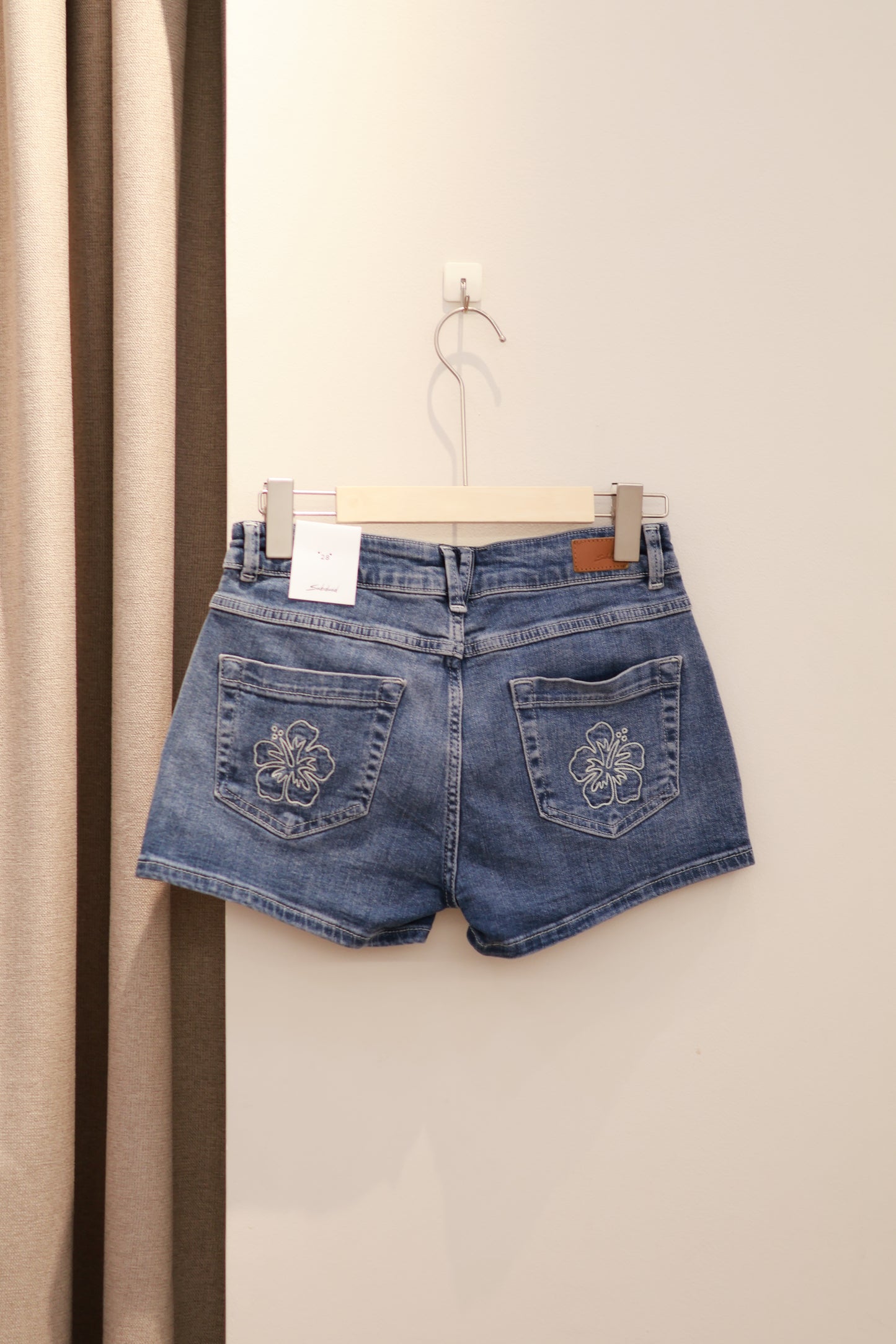 SUBDUED FLOWER SHORTS