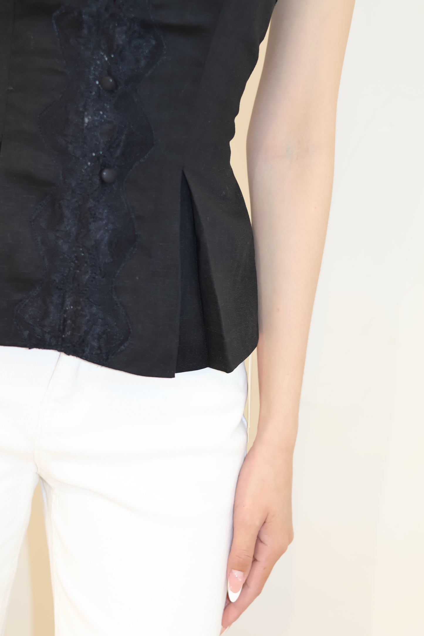 FLOWY LACE V CUT TOP