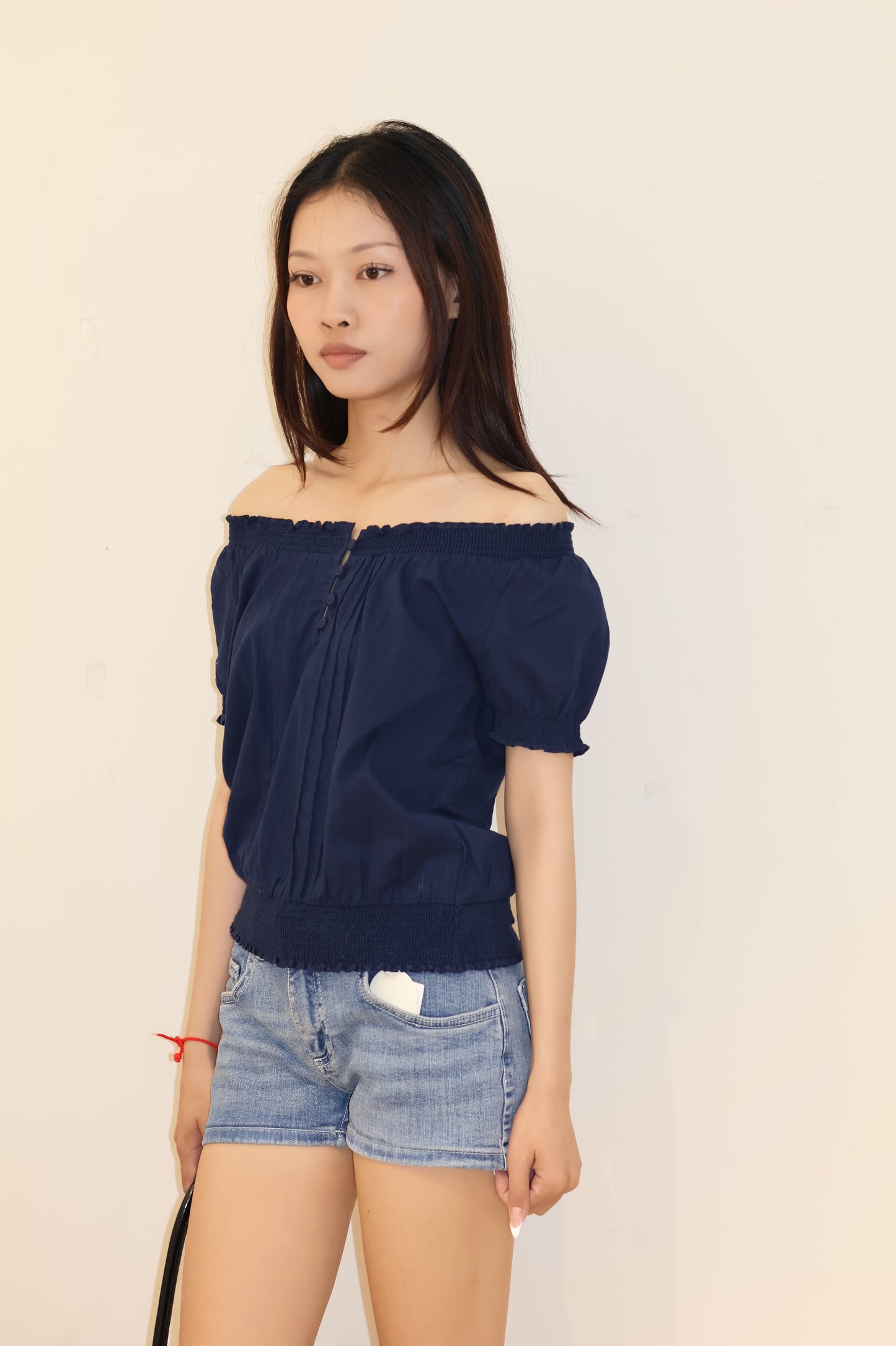SUBDUED BOAT NECK SHIRT