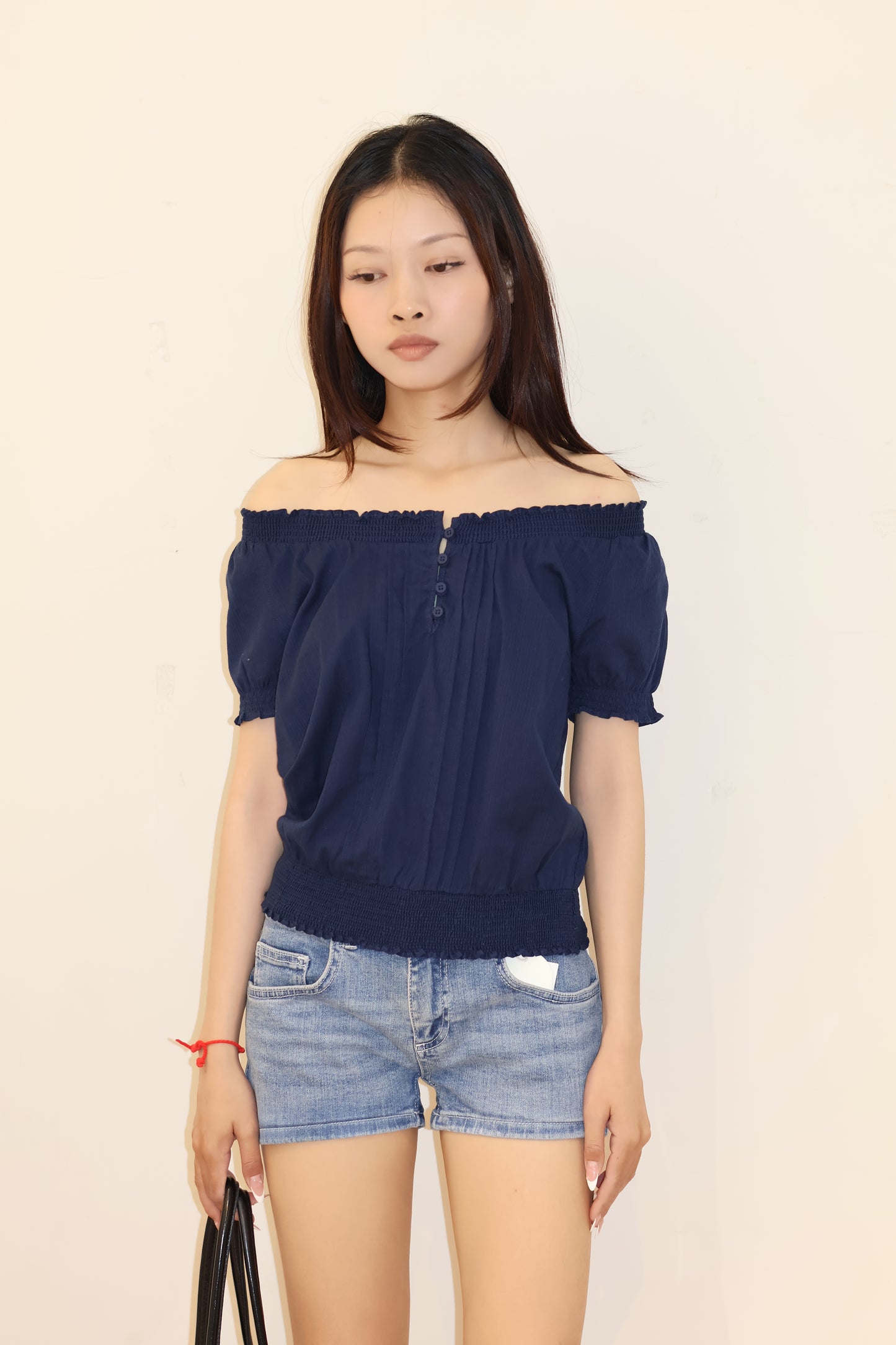 SUBDUED BOAT NECK SHIRT