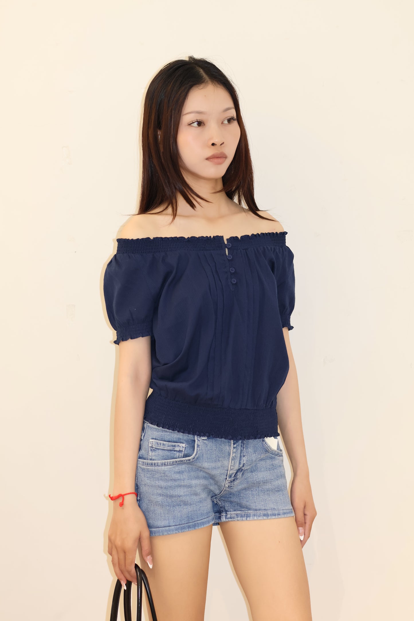 SUBDUED BOAT NECK SHIRT
