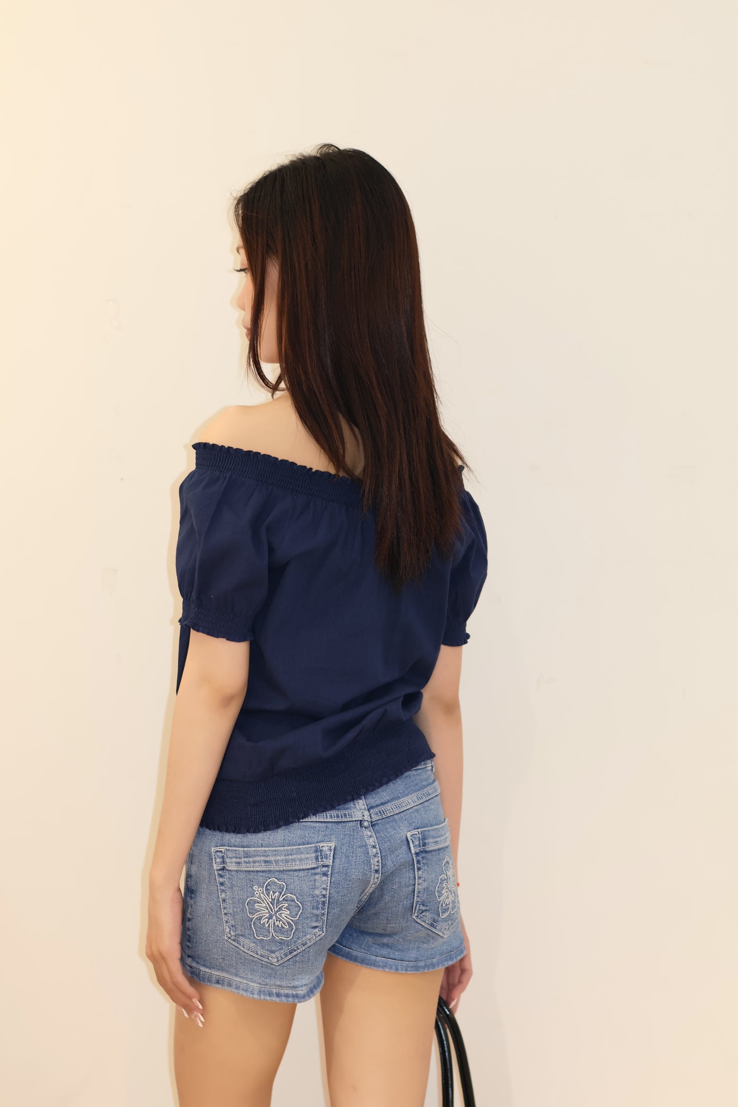 SUBDUED BOAT NECK SHIRT