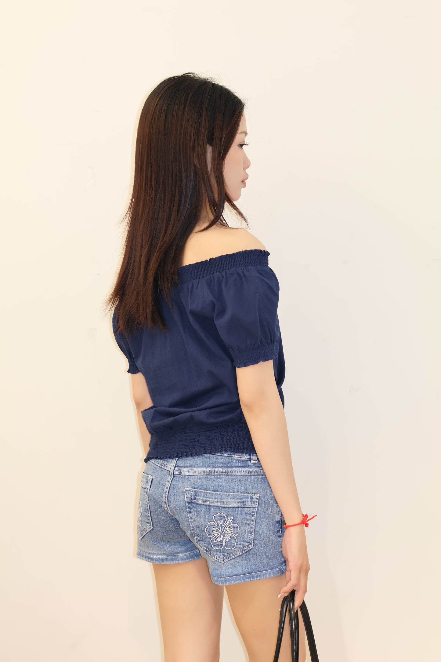 SUBDUED BOAT NECK SHIRT