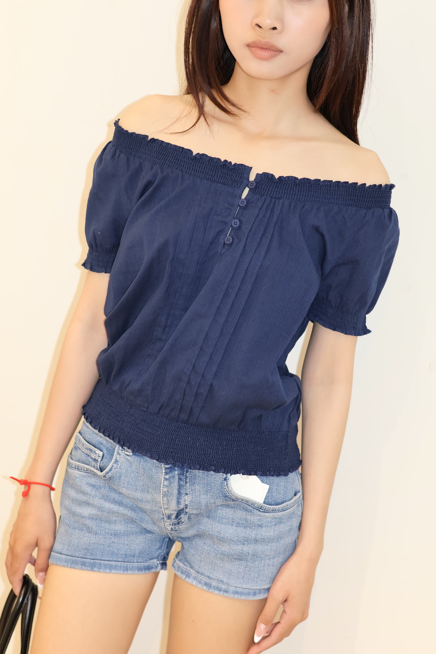 SUBDUED BOAT NECK SHIRT