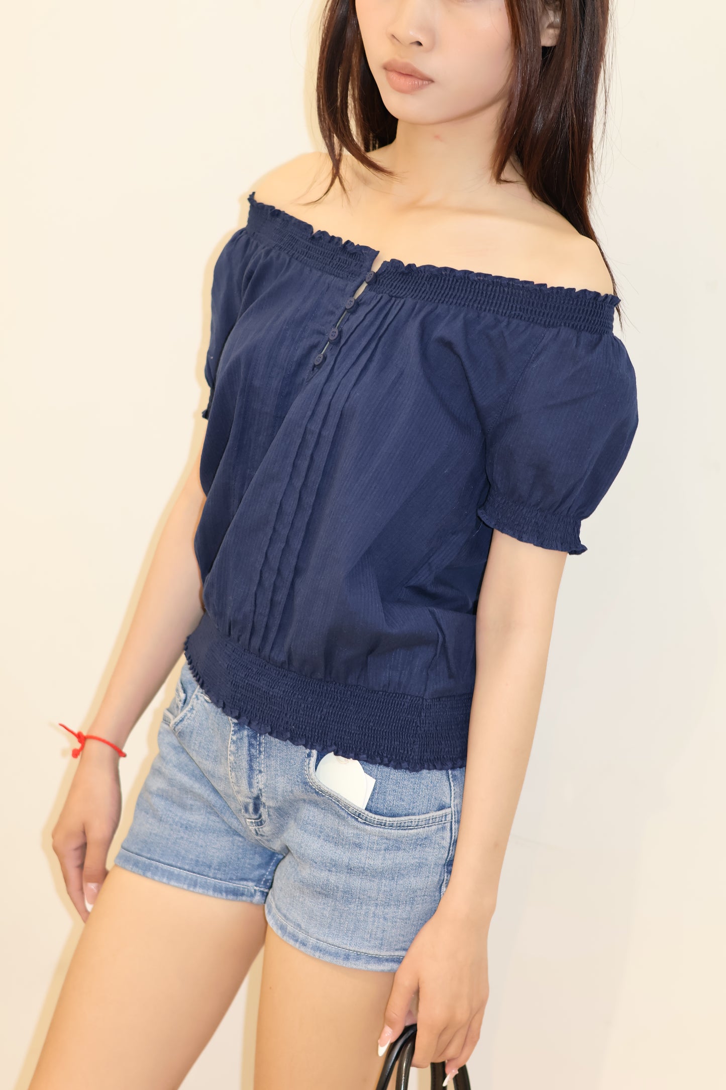 SUBDUED BOAT NECK SHIRT