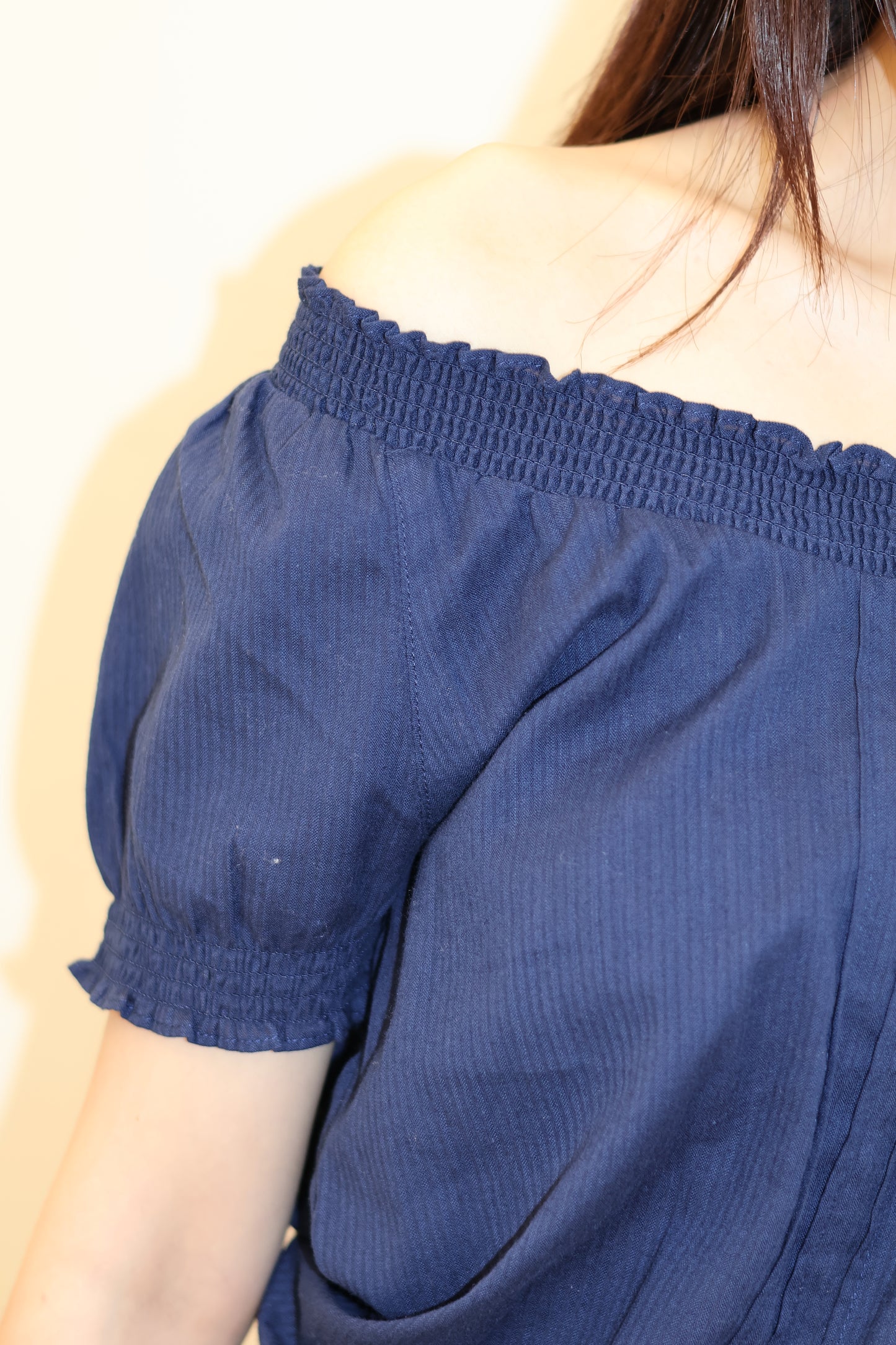 SUBDUED BOAT NECK SHIRT