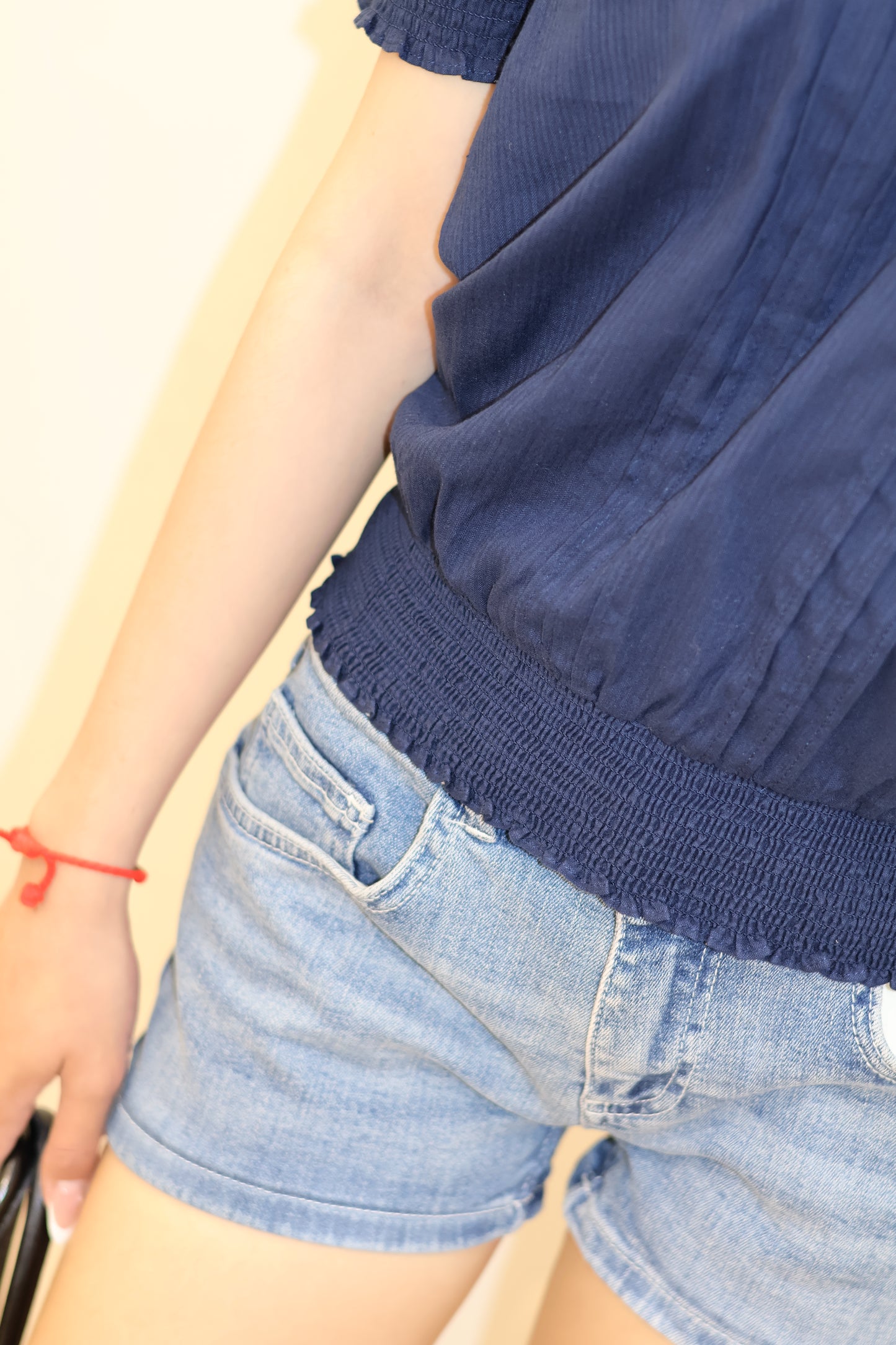 SUBDUED BOAT NECK SHIRT
