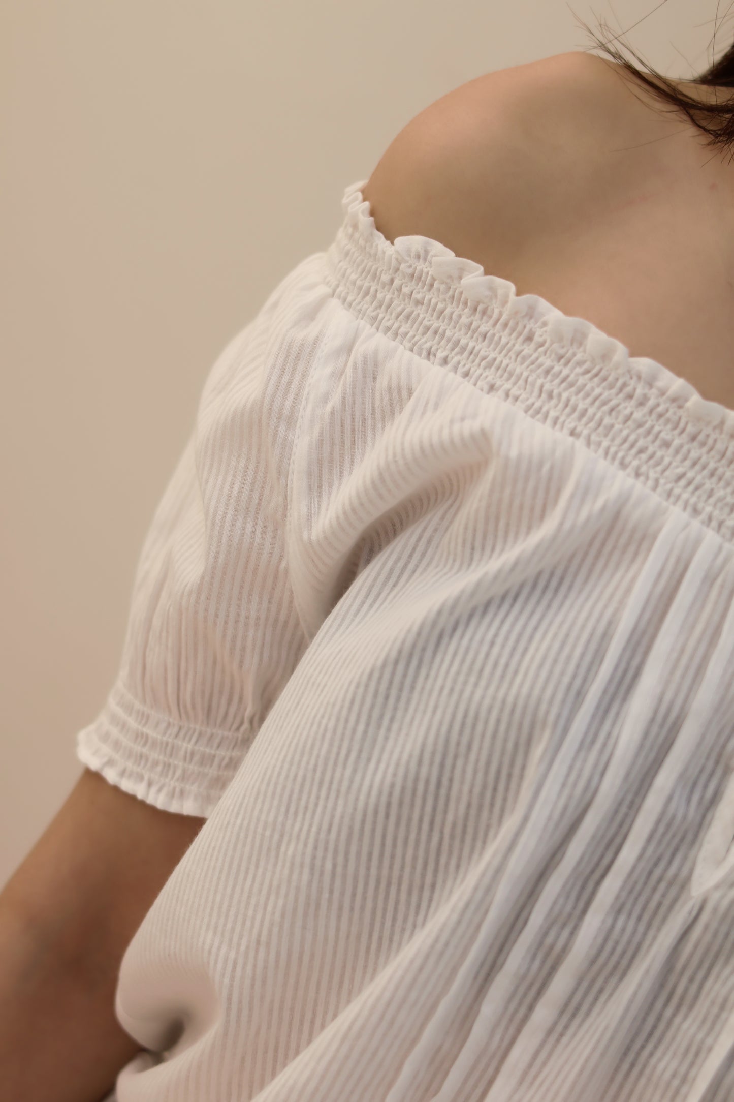 SUBDUED BOAT NECK SHIRT
