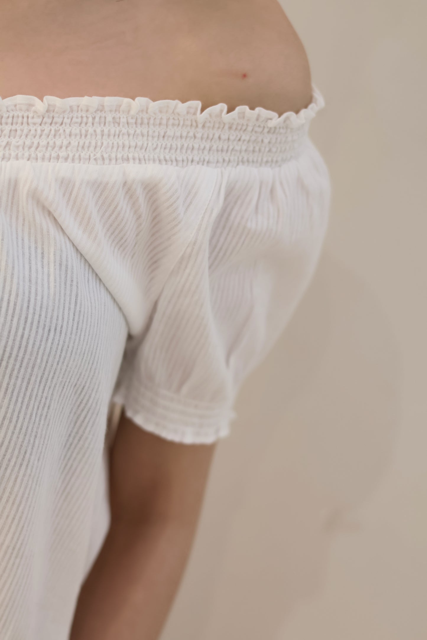 SUBDUED BOAT NECK SHIRT