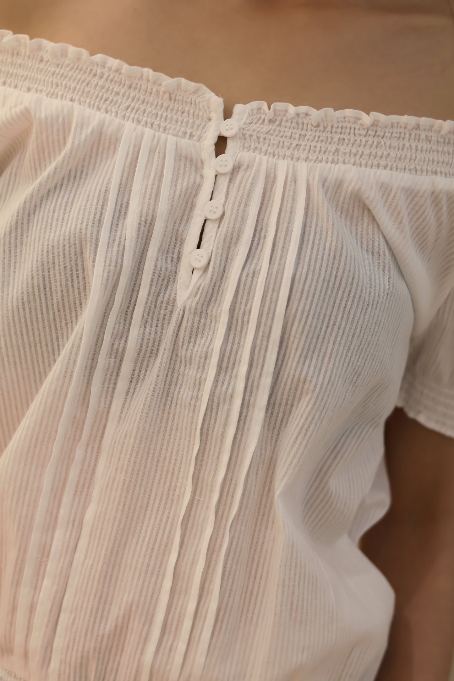 SUBDUED BOAT NECK SHIRT