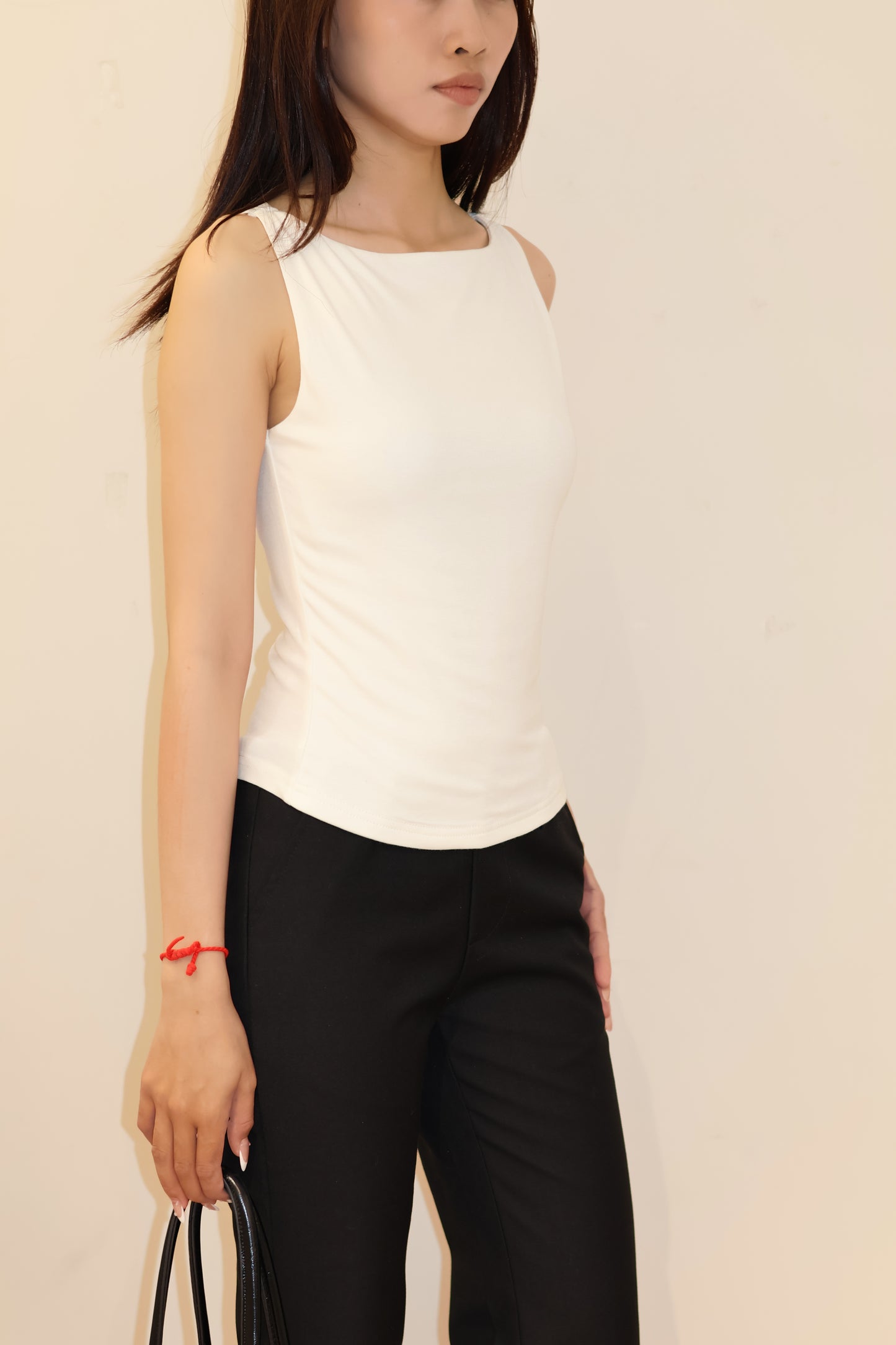 BOAT NECK SLEEVELESS TOP