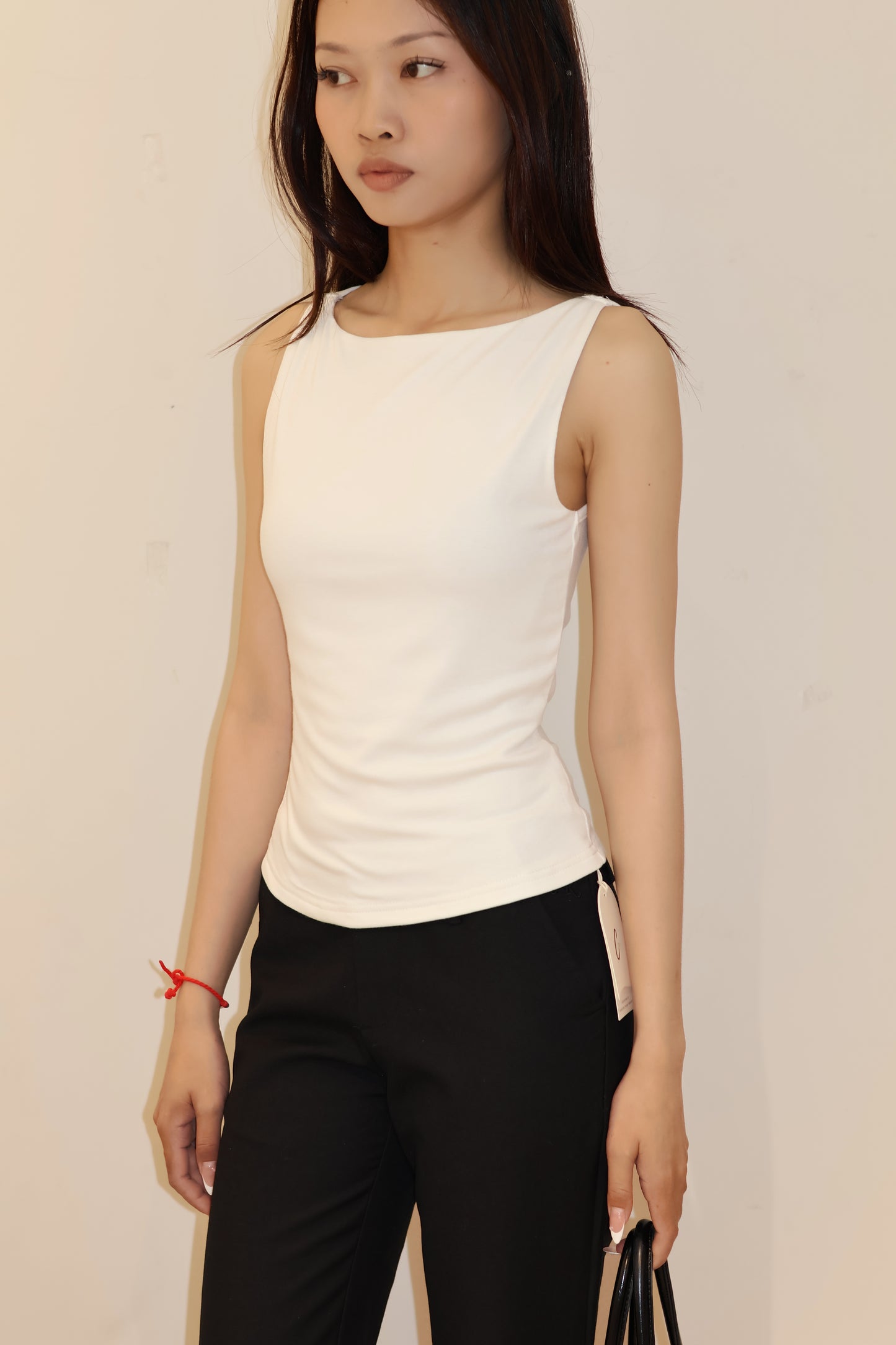 BOAT NECK SLEEVELESS TOP