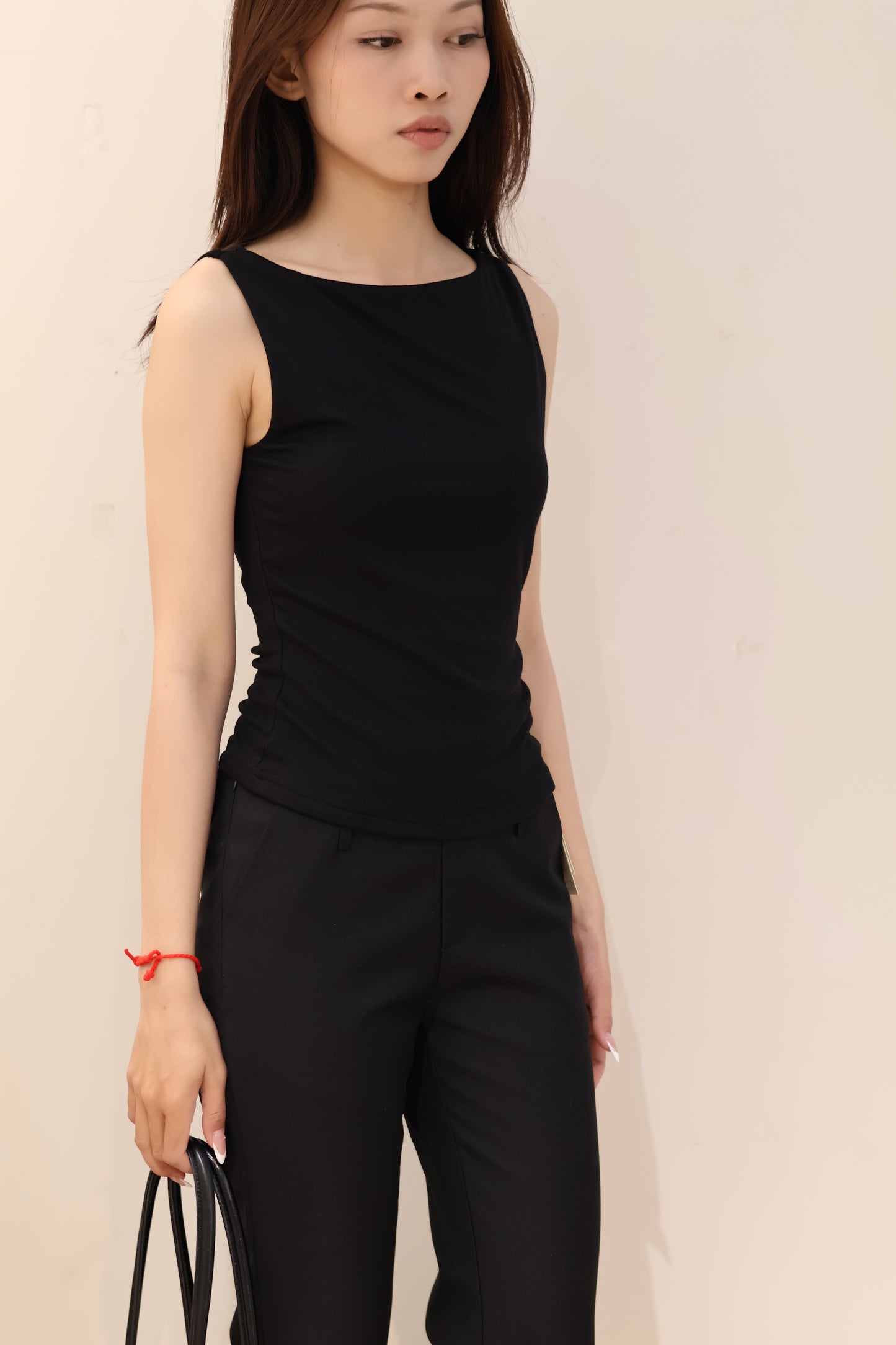 BOAT NECK SLEEVELESS TOP