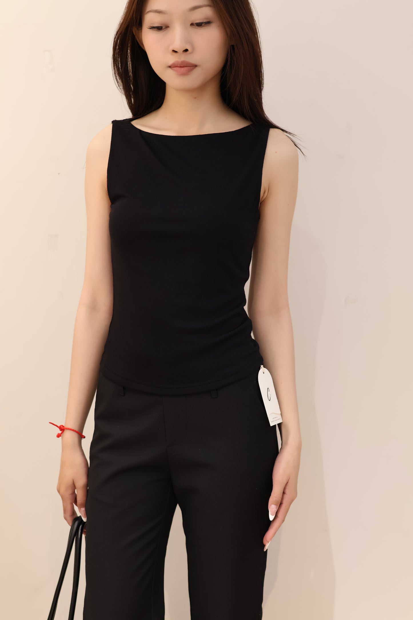 BOAT NECK SLEEVELESS TOP