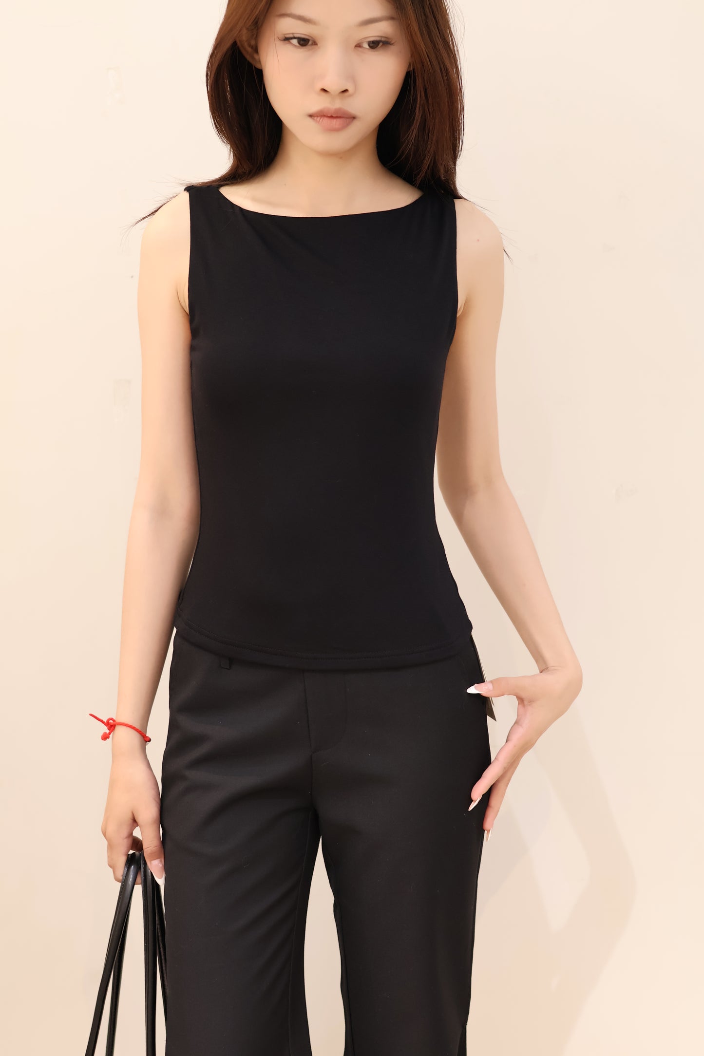 BOAT NECK SLEEVELESS TOP