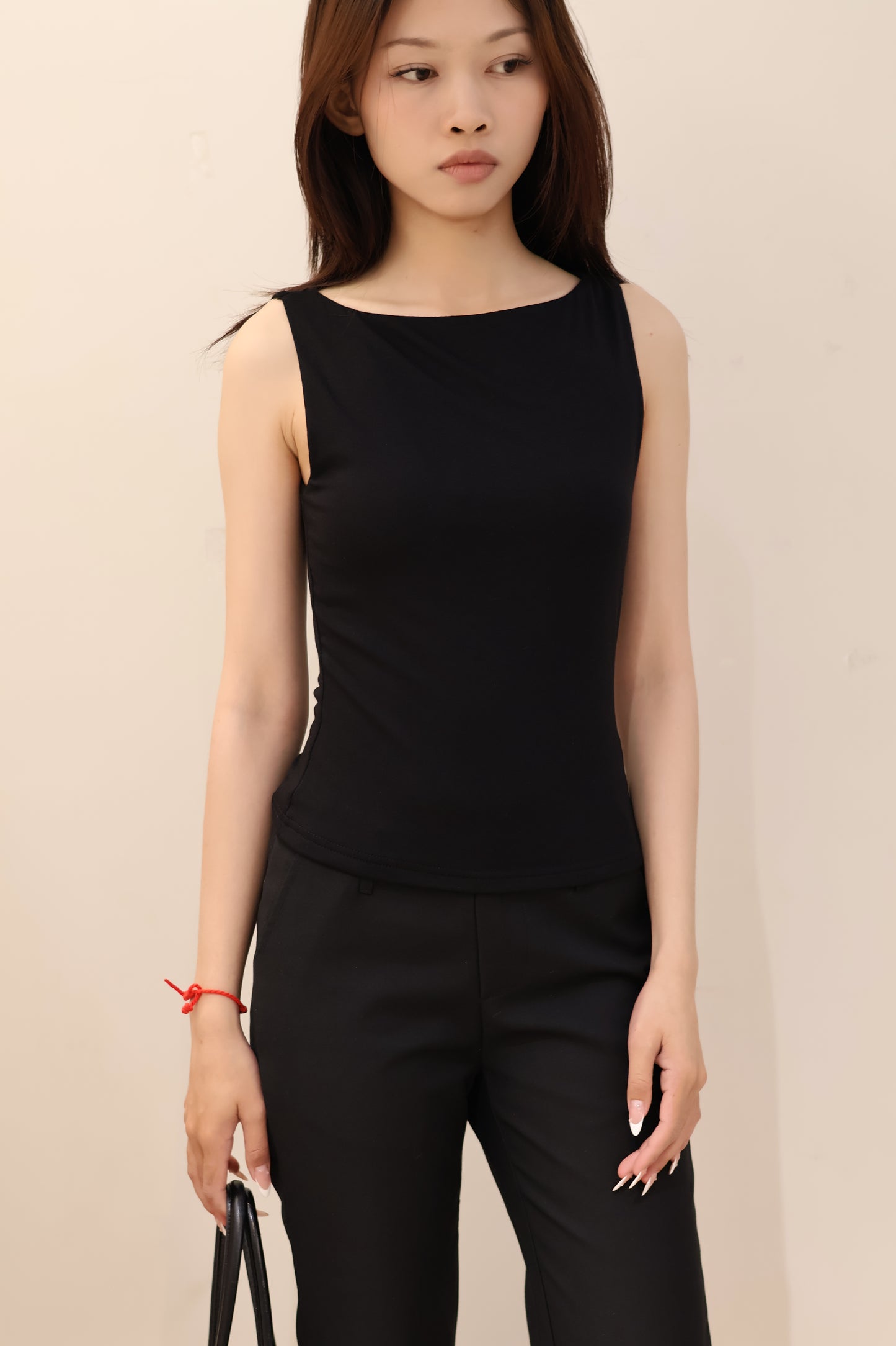 BOAT NECK SLEEVELESS TOP
