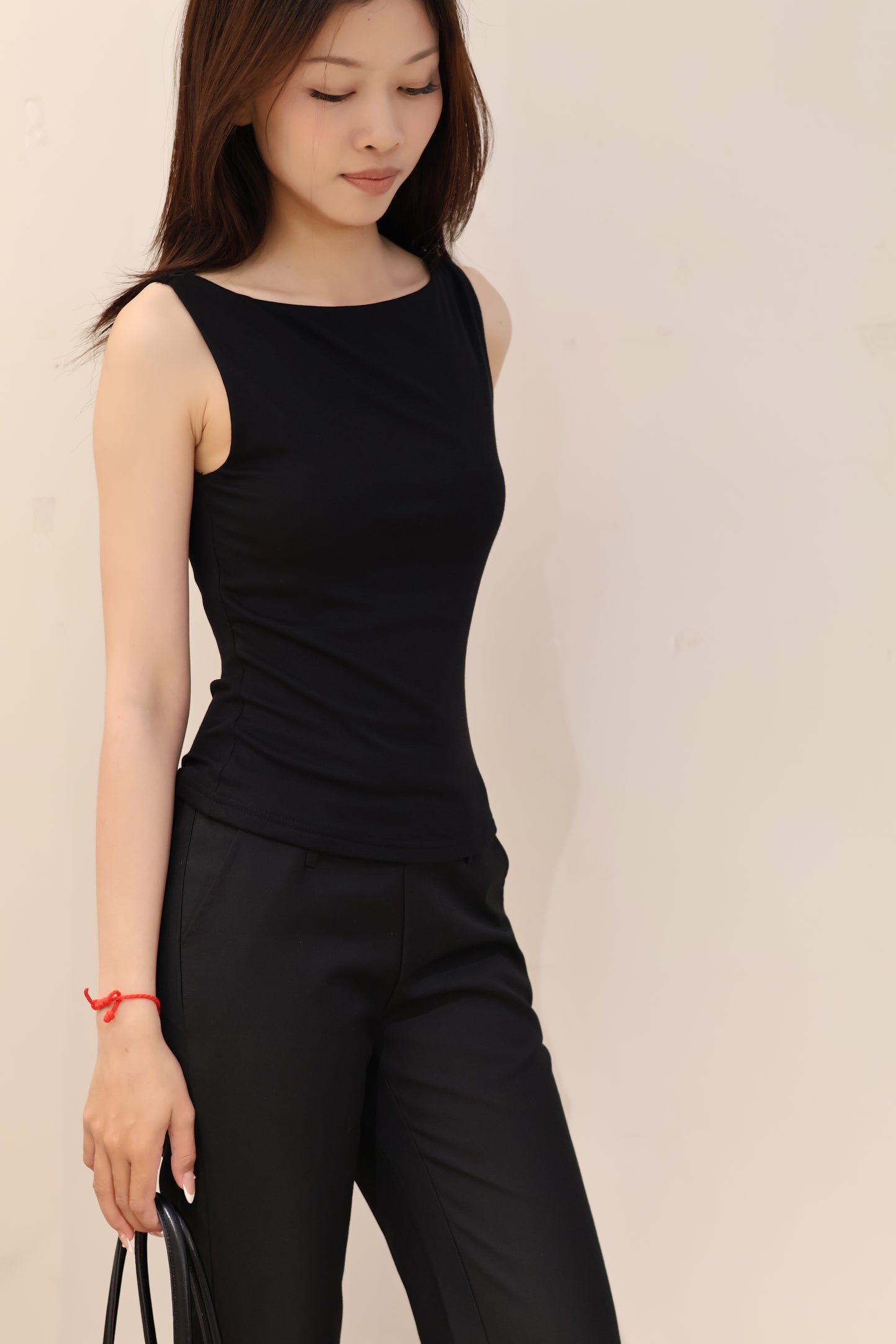 BOAT NECK SLEEVELESS TOP