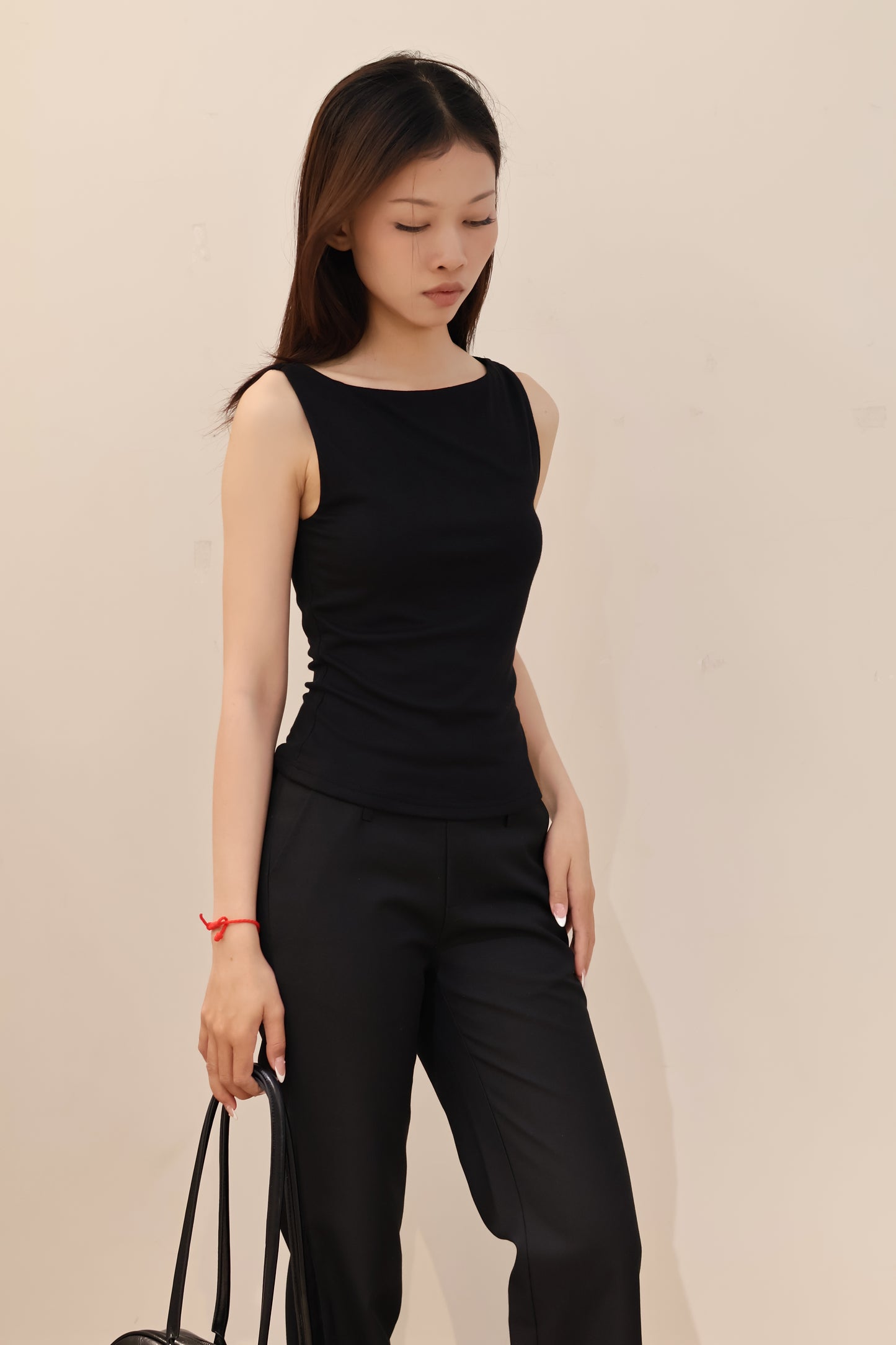 BOAT NECK SLEEVELESS TOP